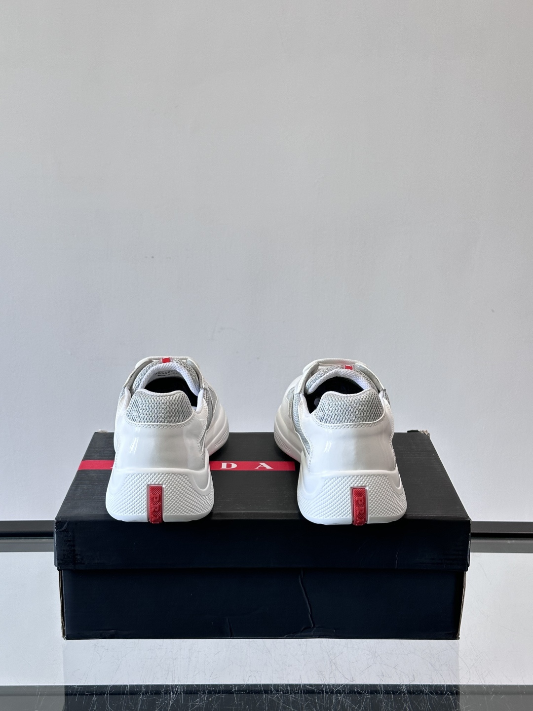 Prada 美洲杯运动鞋​​✨Prada美洲杯系列运动鞋，漆皮+网面拼接，光泽感与透气性兼具。低帮设计，