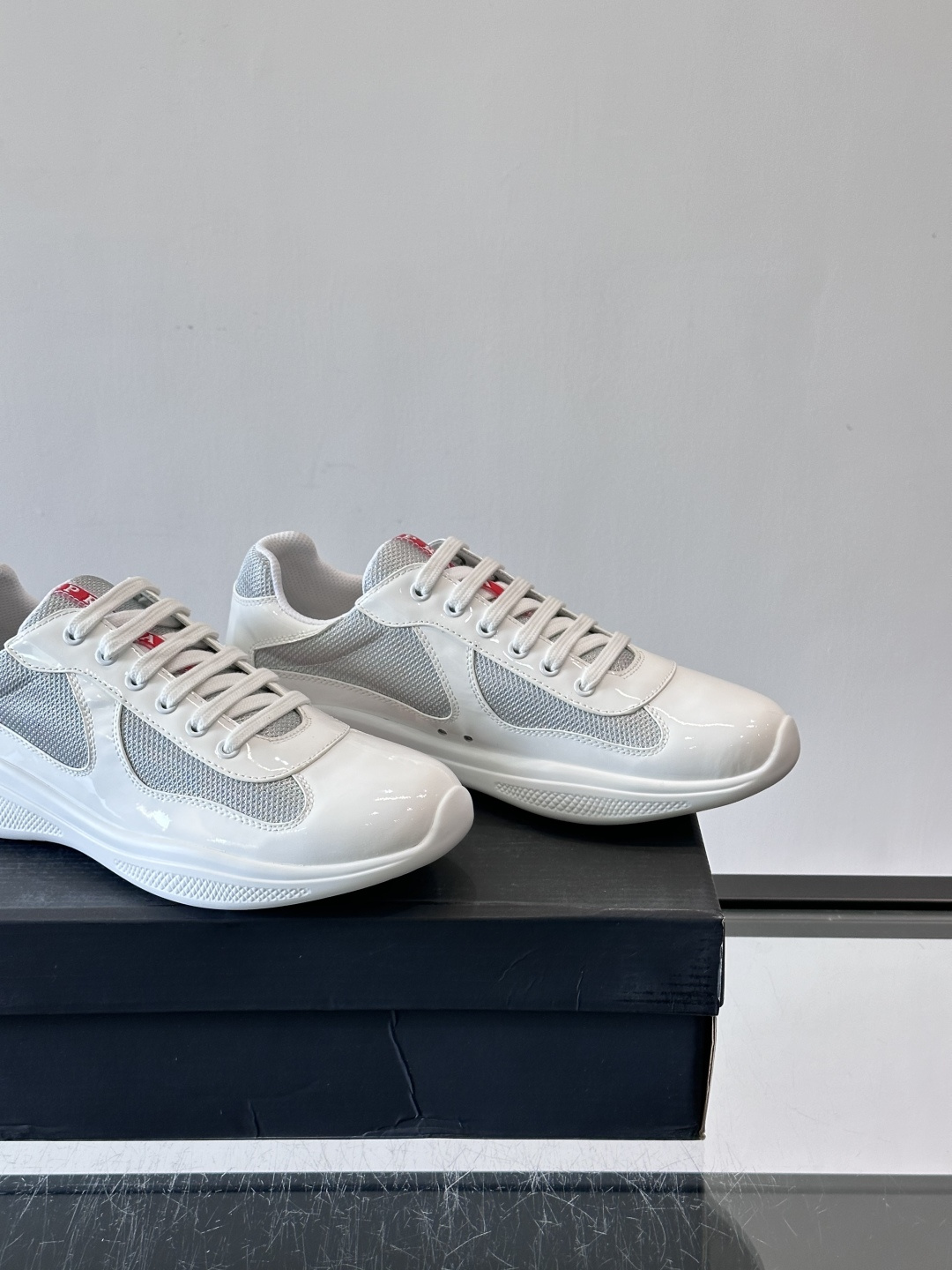 Prada 美洲杯运动鞋​​✨Prada美洲杯系列运动鞋，漆皮+网面拼接，光泽感与透气性兼具。低帮设计，