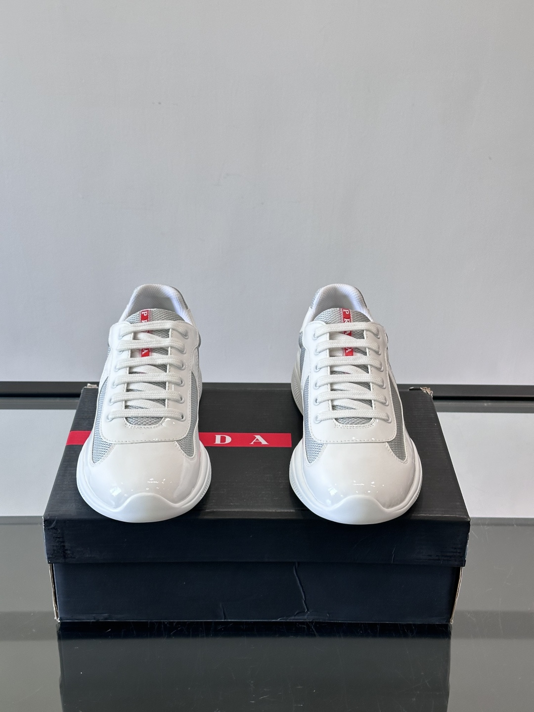 Prada 美洲杯运动鞋​​✨Prada美洲杯系列运动鞋，漆皮+网面拼接，光泽感与透气性兼具。低帮设计，