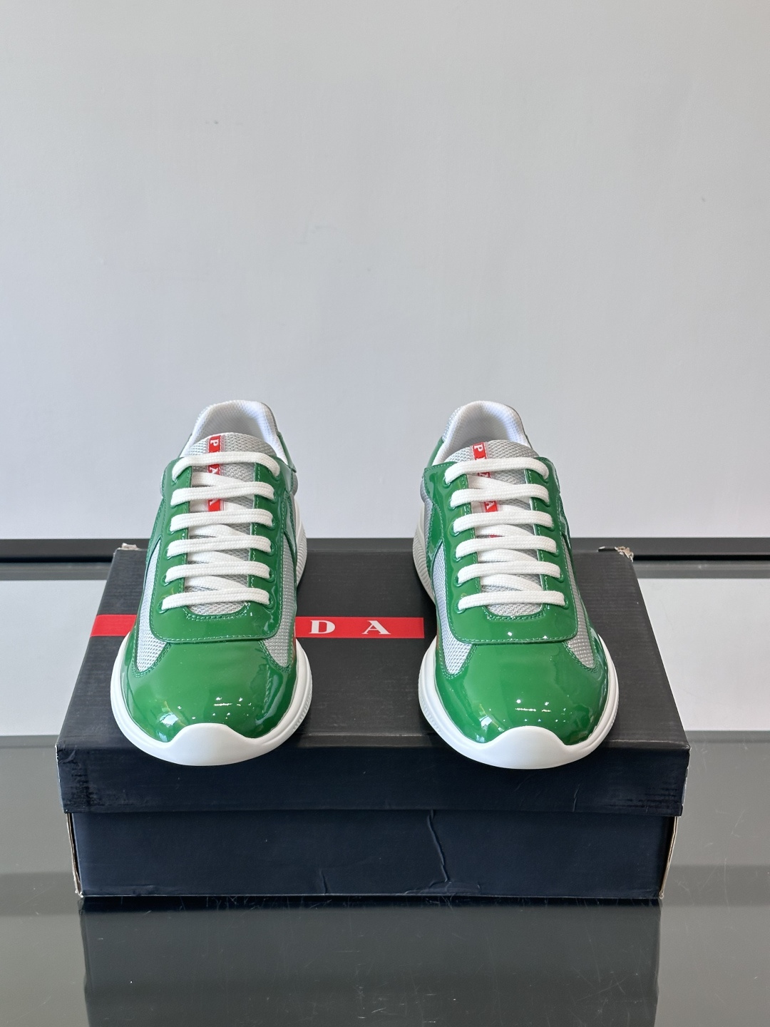 Prada 美洲杯运动鞋​​✨Prada美洲杯系列运动鞋，漆皮+网面拼接，光泽感与透气性兼具。低帮设计，