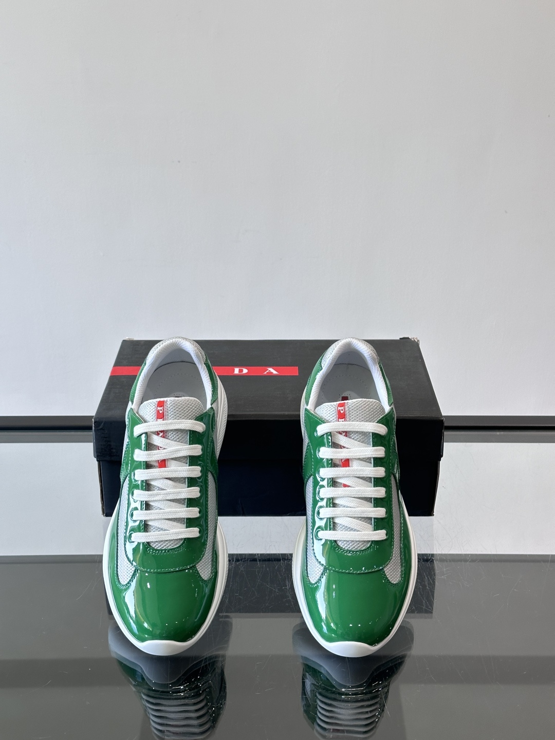 Prada 美洲杯运动鞋​​✨Prada美洲杯系列运动鞋，漆皮+网面拼接，光泽感与透气性兼具。低帮设计，