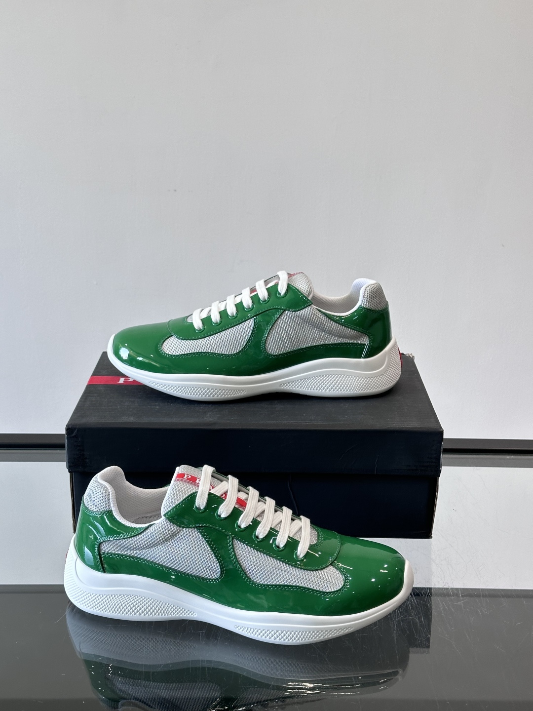 Prada 美洲杯运动鞋​​✨Prada美洲杯系列运动鞋，漆皮+网面拼接，光泽感与透气性兼具。低帮设计，