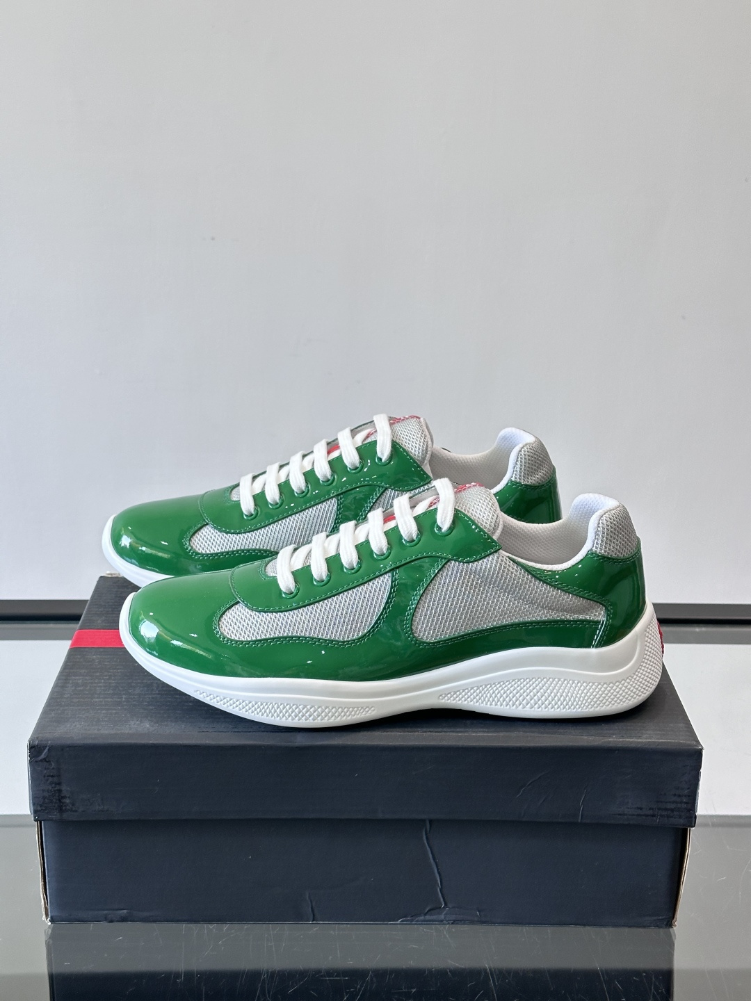 Prada 美洲杯运动鞋​​✨Prada美洲杯系列运动鞋，漆皮+网面拼接，光泽感与透气性兼具。低帮设计，