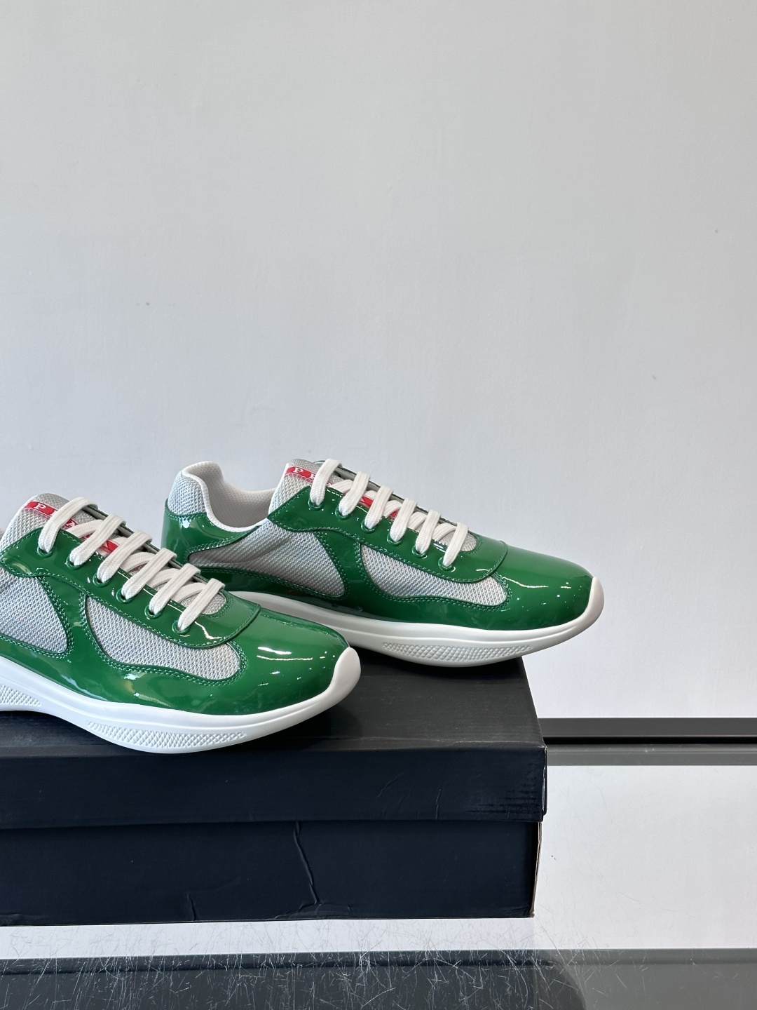 Prada 美洲杯运动鞋​​✨Prada美洲杯系列运动鞋，漆皮+网面拼接，光泽感与透气性兼具。低帮设计，