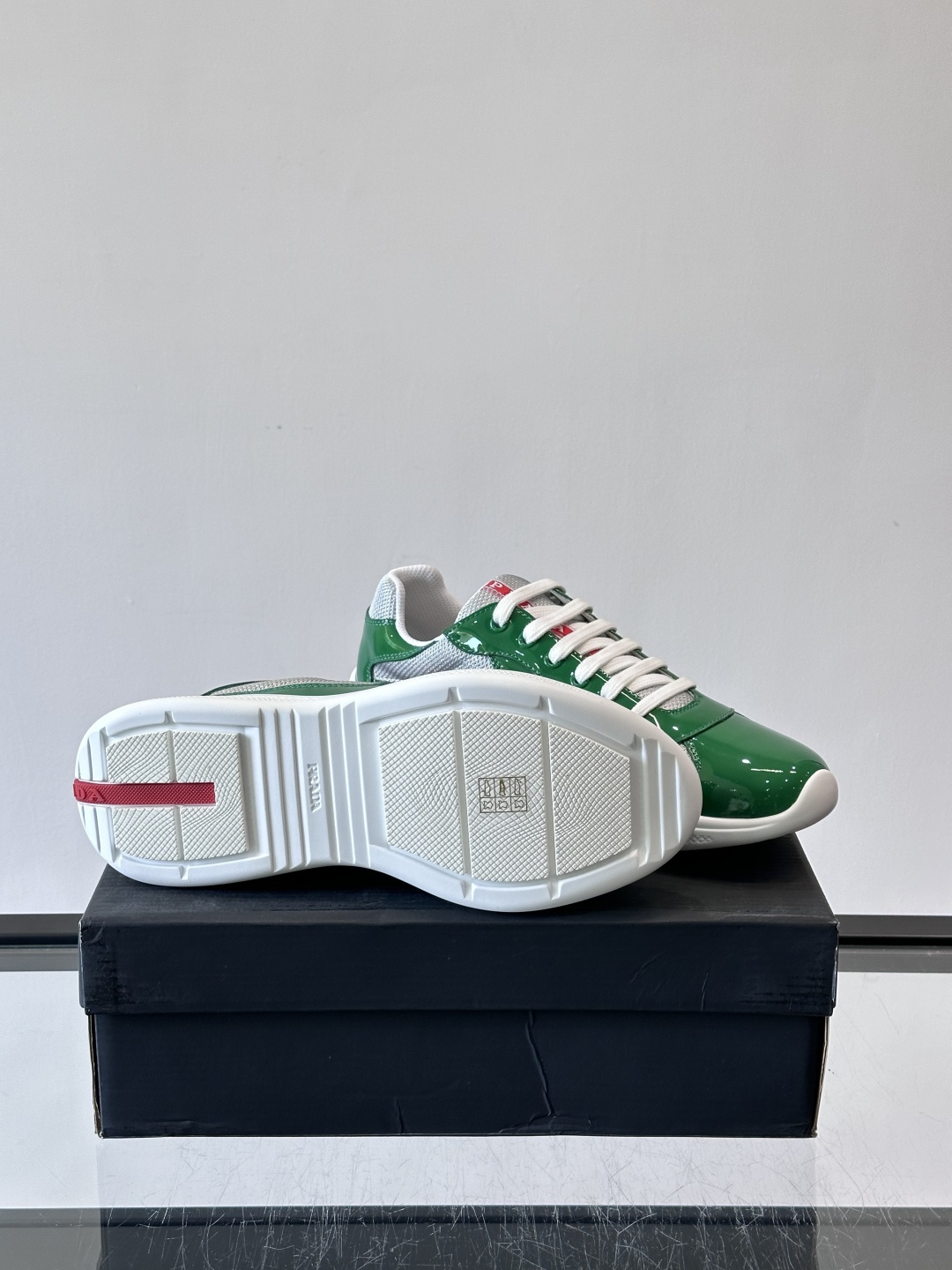 Prada 美洲杯运动鞋​​✨Prada美洲杯系列运动鞋，漆皮+网面拼接，光泽感与透气性兼具。低帮设计，