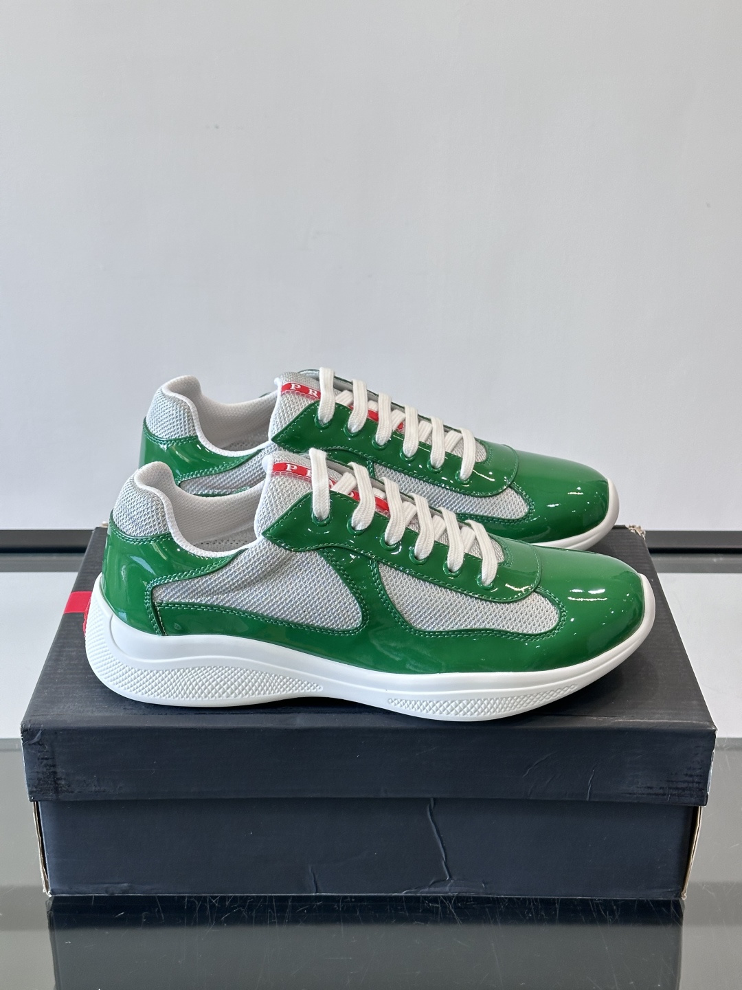 Prada 美洲杯运动鞋​​✨Prada美洲杯系列运动鞋，漆皮+网面拼接，光泽感与透气性兼具。低帮设计，