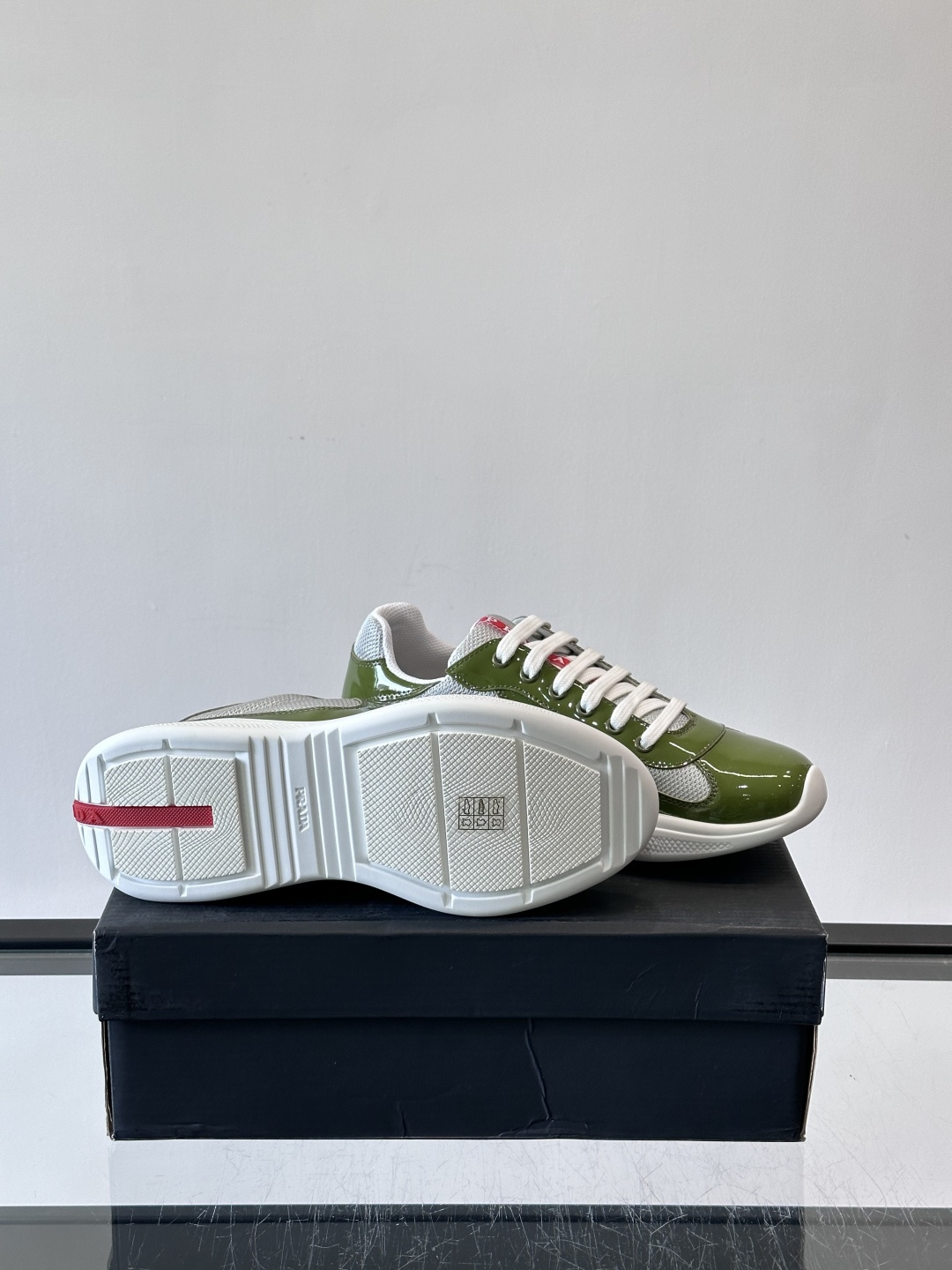 Prada 美洲杯运动鞋​​✨Prada美洲杯系列运动鞋，漆皮+网面拼接，光泽感与透气性兼具。低帮设计，