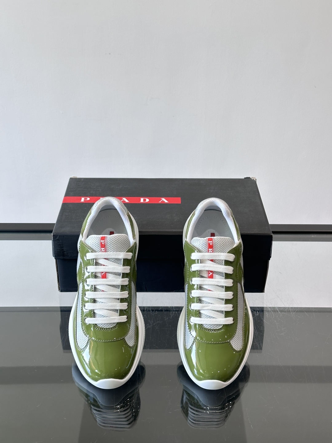 Prada 美洲杯运动鞋​​✨Prada美洲杯系列运动鞋，漆皮+网面拼接，光泽感与透气性兼具。低帮设计，