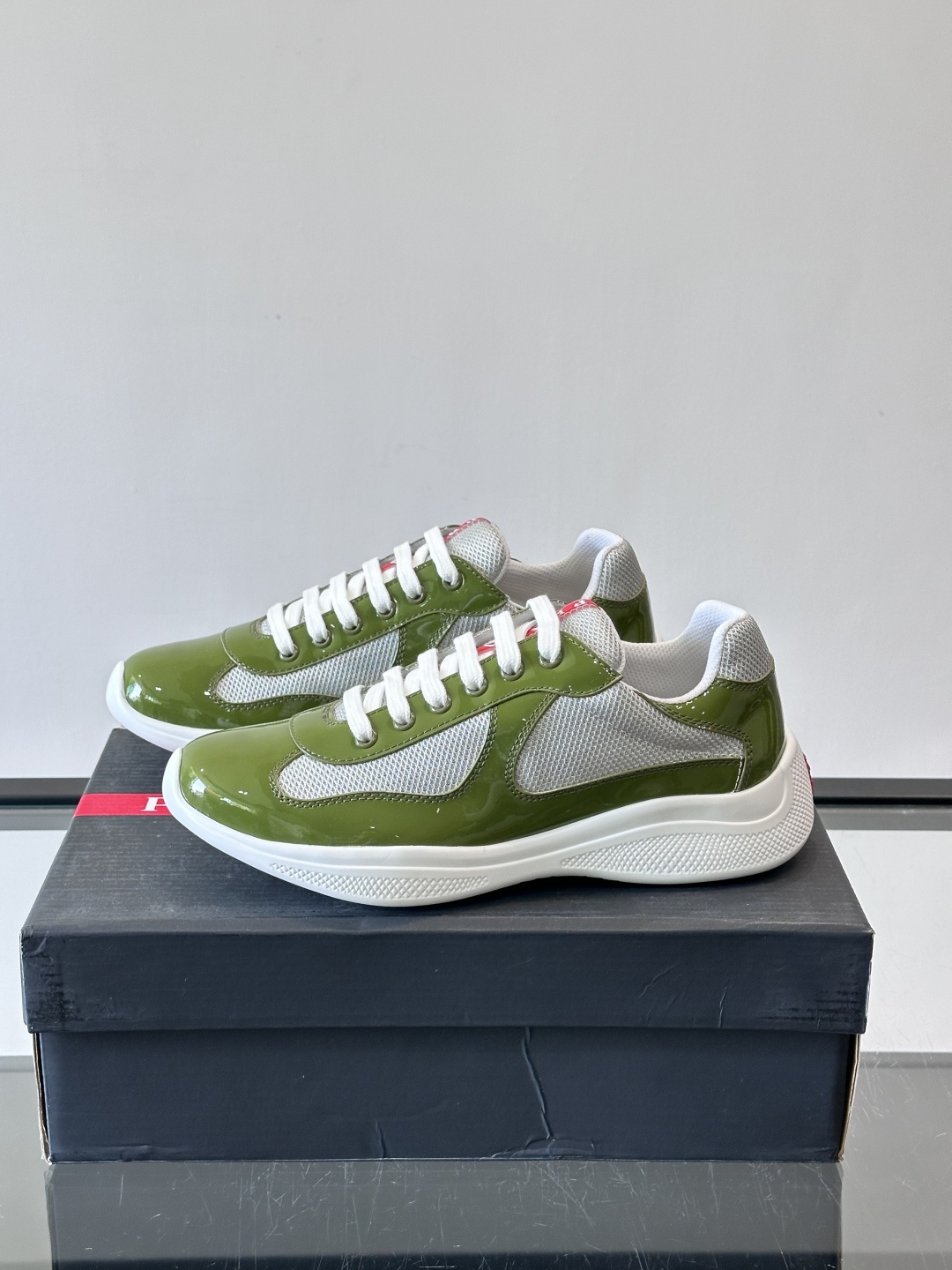 Prada 美洲杯运动鞋​​✨Prada美洲杯系列运动鞋，漆皮+网面拼接，光泽感与透气性兼具。低帮设计，