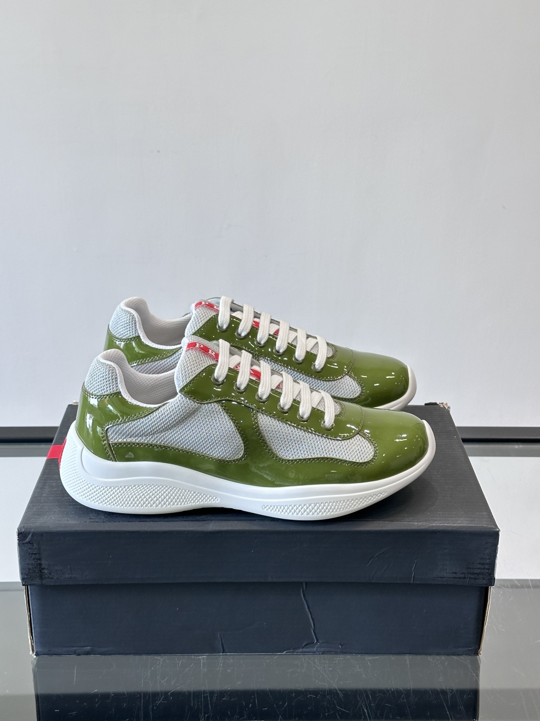 NO:729234,Prada America's Cup Sports Shoes Prada America's Cup series sports shoes, patent leather + mesh stitching, with both luster and breathability. Low-cut design, white rubber sole, comfortable and strong grip, suitable for daily wear or light exercise!  Inspired by the America's Cup, it combines luxury and sports style, with highly recognizable details, full of Y2K retro feel, and both fashionable and practical. ,size39-44 (customized at 38.45), prada, sneakers19860909Prada 美洲杯运动鞋 Prada美洲杯系列运动鞋,漆皮+网面拼接,光泽感与透气性兼具.低帮设计,白色橡胶鞋底,舒适又抓地力强,日常穿搭或轻运动都OK！灵感源自美洲杯帆船赛,融合奢华与运动风,细节超有辨识度,Y2K复古感满满,时尚实用两不误. ,size39-44（38.45定制）,,prada,sneakers,Men's shoes