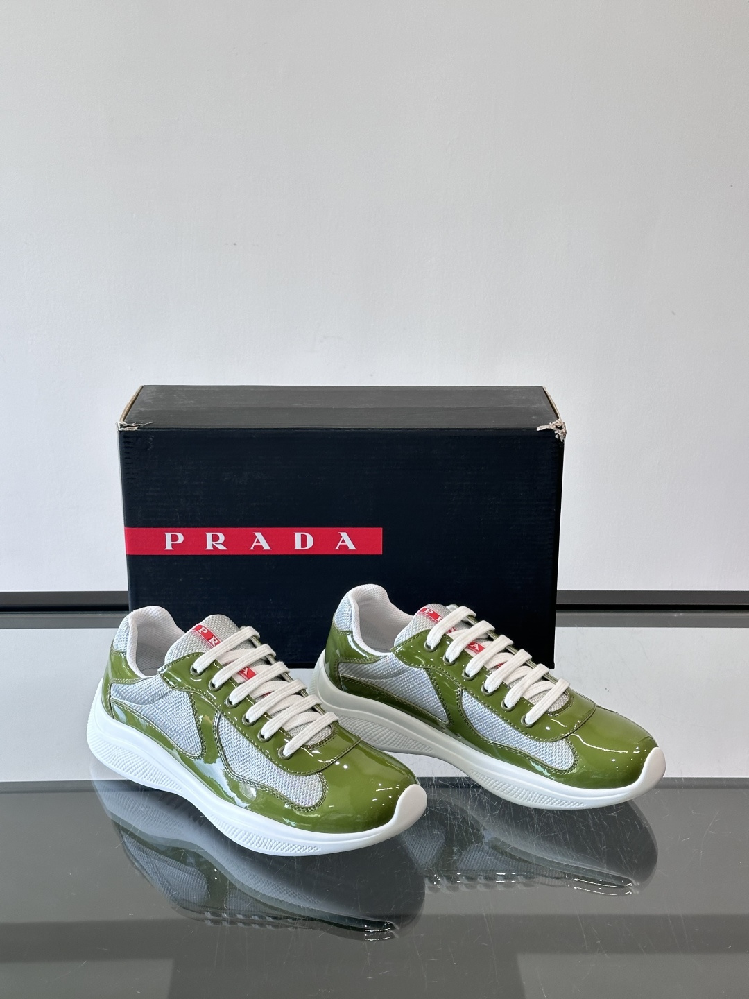 Prada 美洲杯运动鞋​​✨Prada美洲杯系列运动鞋，漆皮+网面拼接，光泽感与透气性兼具。低帮设计，