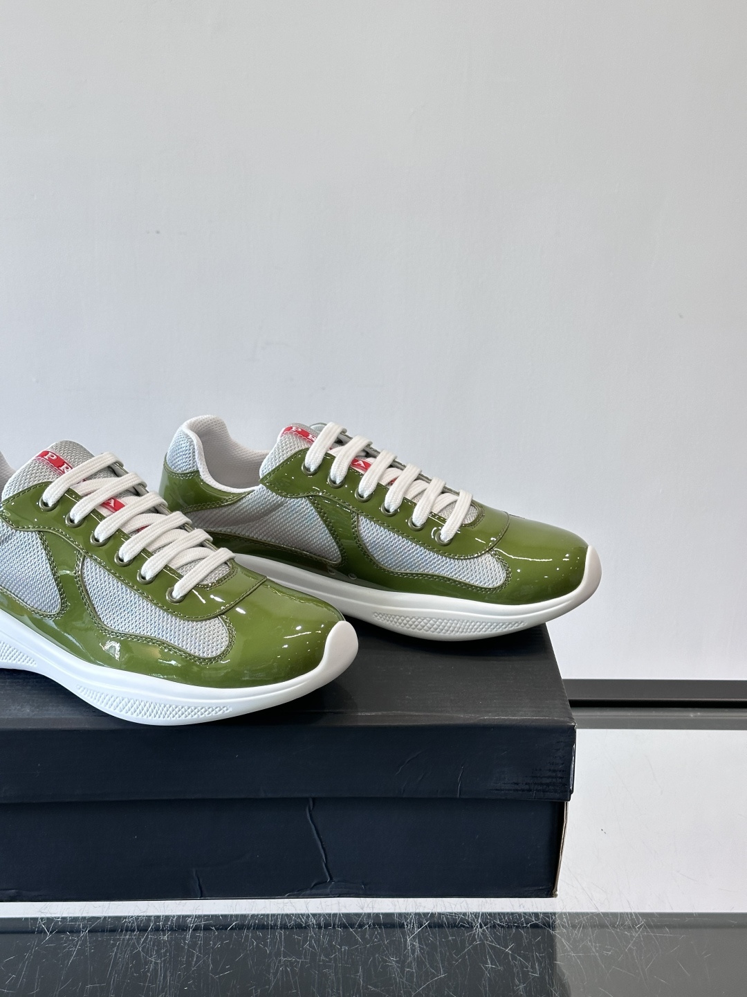 Prada 美洲杯运动鞋​​✨Prada美洲杯系列运动鞋，漆皮+网面拼接，光泽感与透气性兼具。低帮设计，