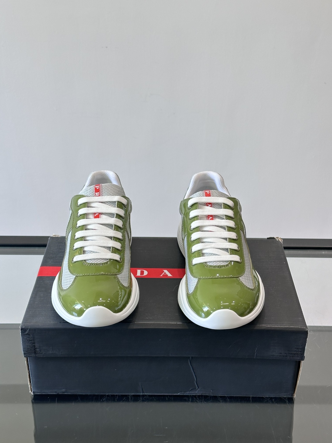 Prada 美洲杯运动鞋​​✨Prada美洲杯系列运动鞋，漆皮+网面拼接，光泽感与透气性兼具。低帮设计，