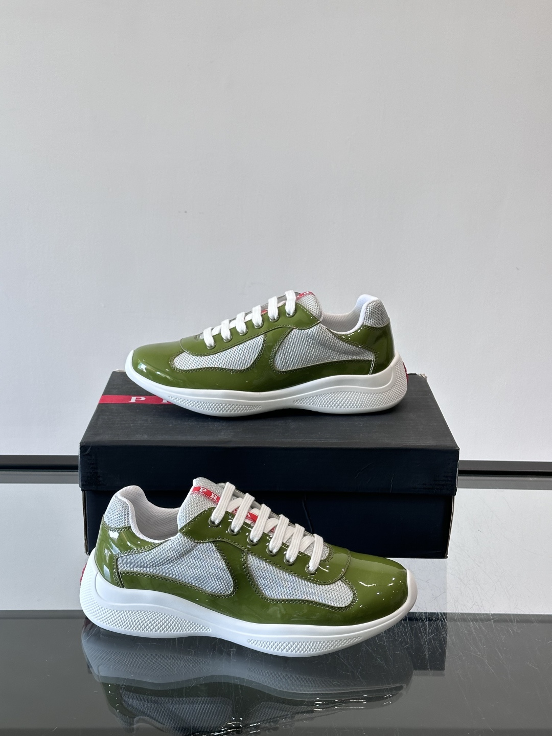 Prada 美洲杯运动鞋​​✨Prada美洲杯系列运动鞋，漆皮+网面拼接，光泽感与透气性兼具。低帮设计，