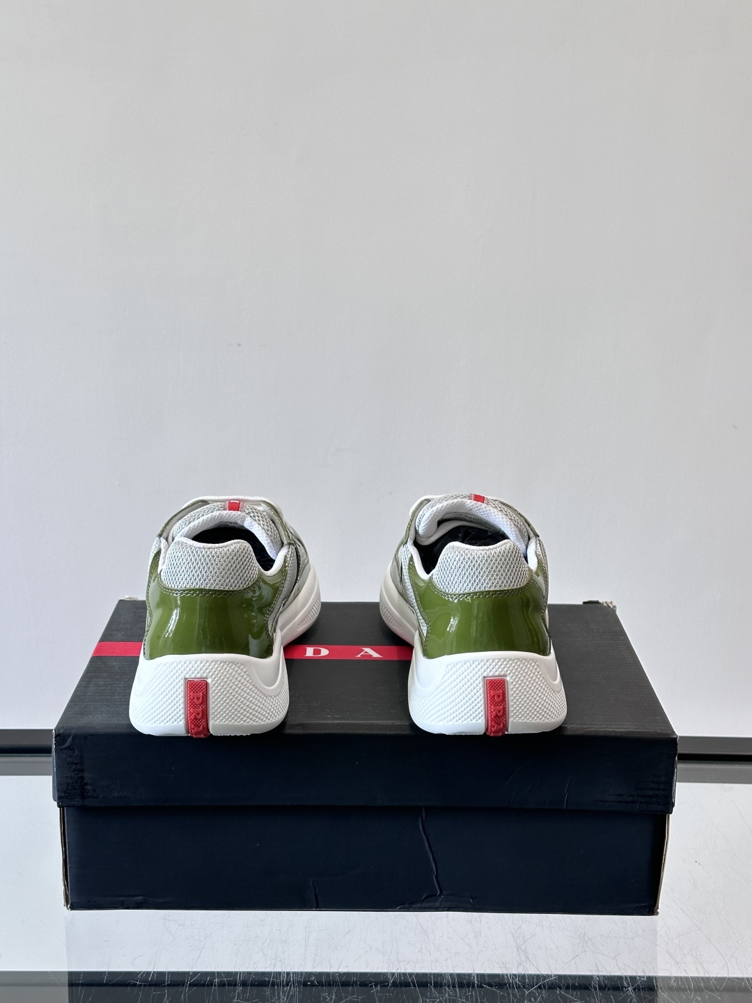 Prada 美洲杯运动鞋​​✨Prada美洲杯系列运动鞋，漆皮+网面拼接，光泽感与透气性兼具。低帮设计，