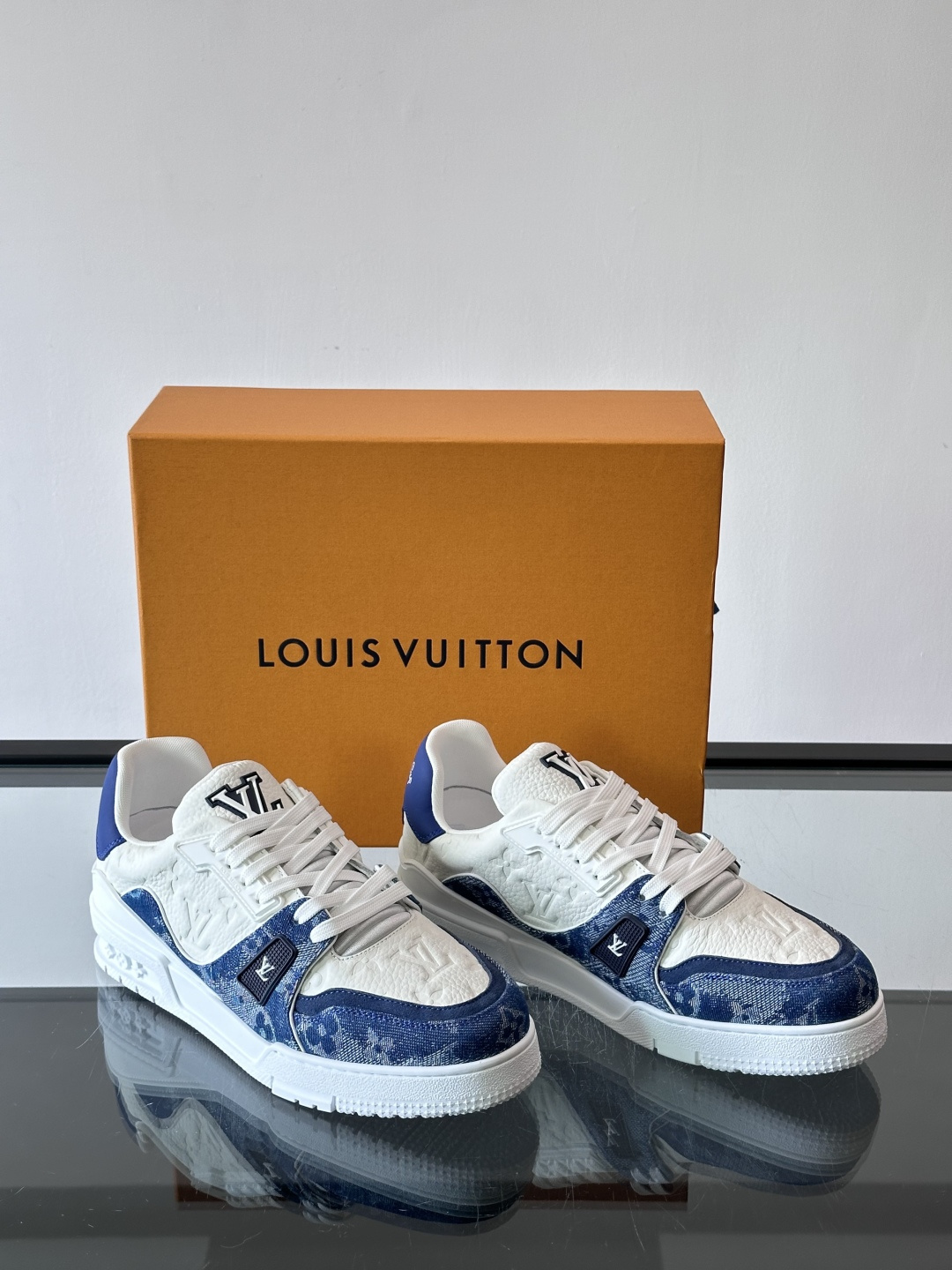 👟LV Trainer运动鞋由Virgil Abloh设计，采用Damier牛仔布+滑面小牛皮拼接，配色