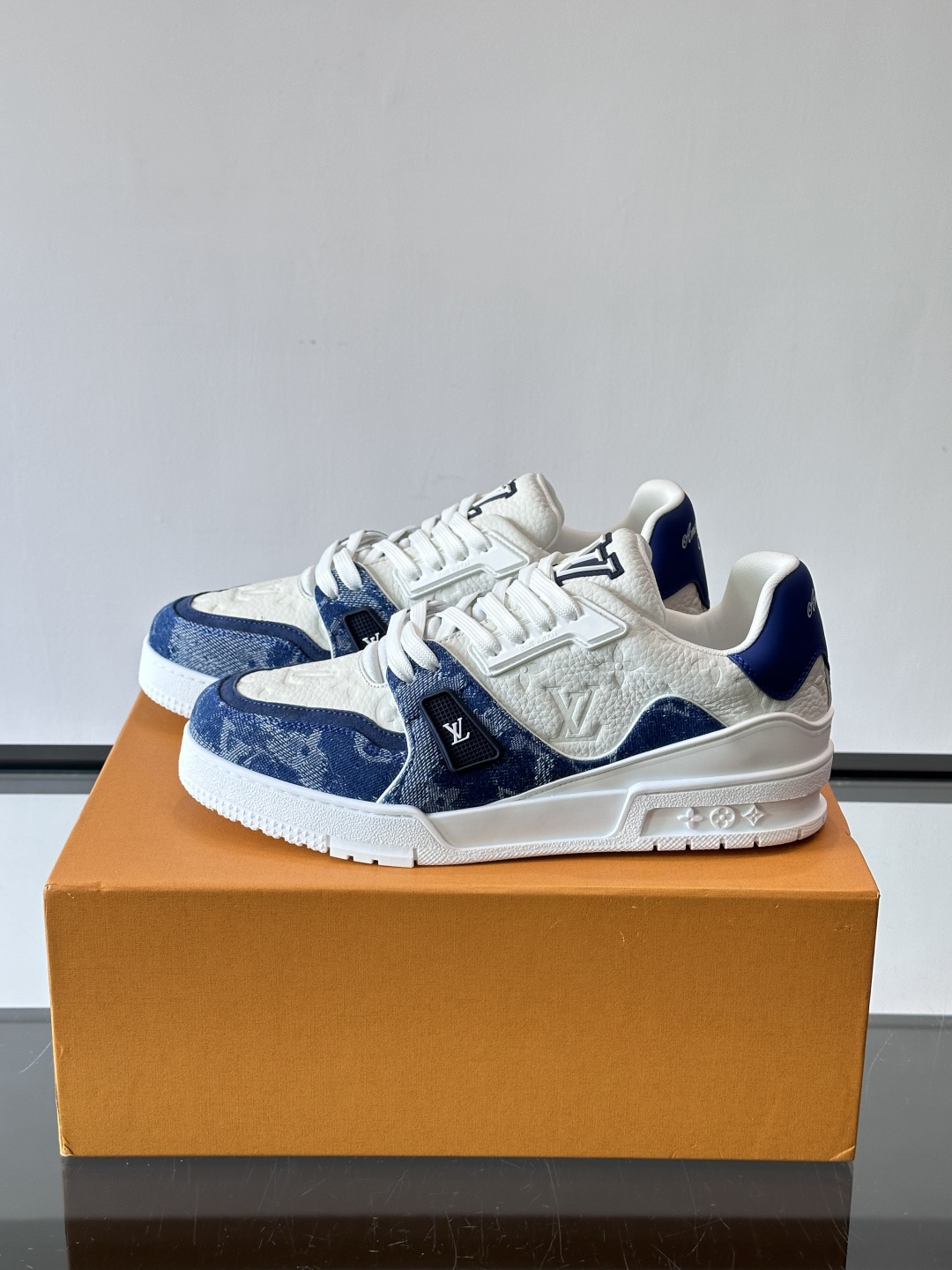 👟LV Trainer运动鞋由Virgil Abloh设计，采用Damier牛仔布+滑面小牛皮拼接，配色