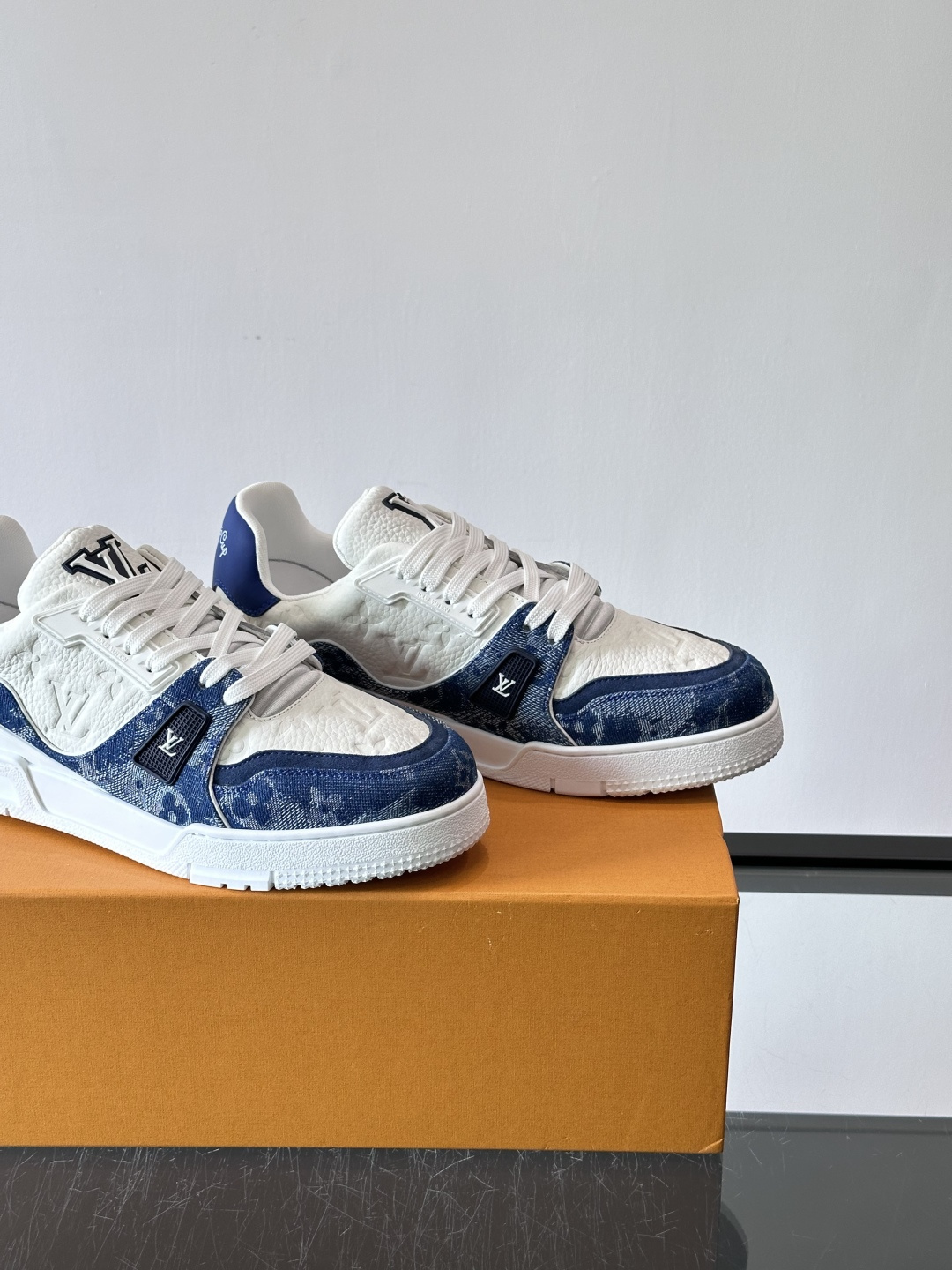 👟LV Trainer运动鞋由Virgil Abloh设计，采用Damier牛仔布+滑面小牛皮拼接，配色