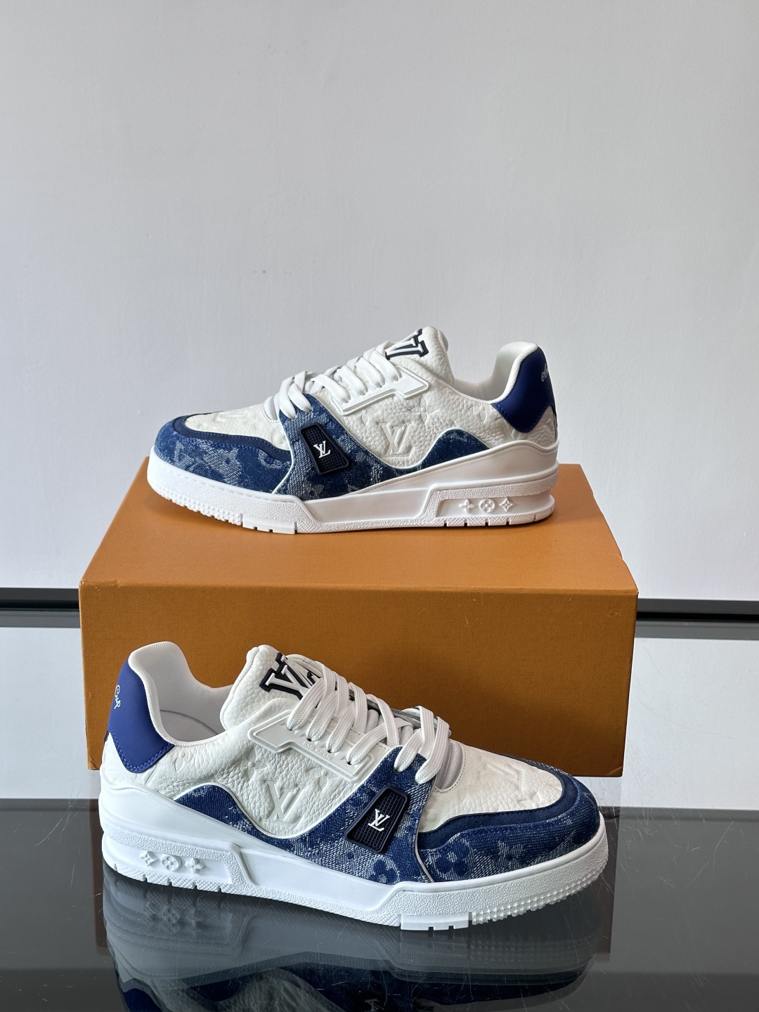 👟LV Trainer运动鞋由Virgil Abloh设计，采用Damier牛仔布+滑面小牛皮拼接，配色