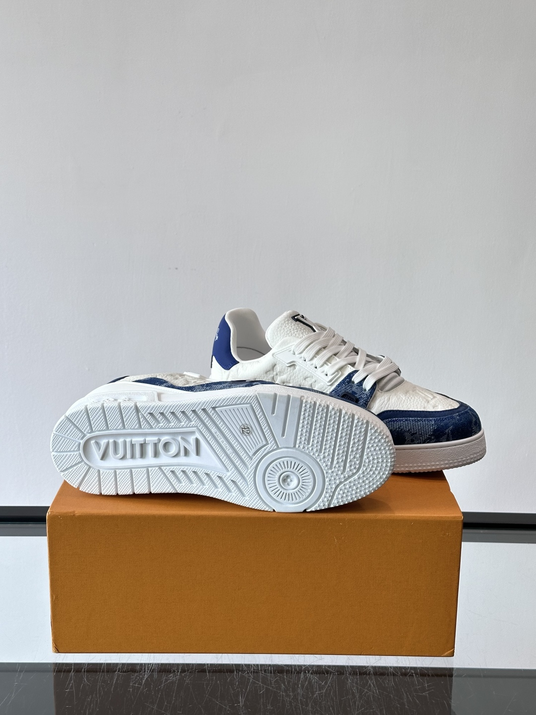 👟LV Trainer运动鞋由Virgil Abloh设计，采用Damier牛仔布+滑面小牛皮拼接，配色