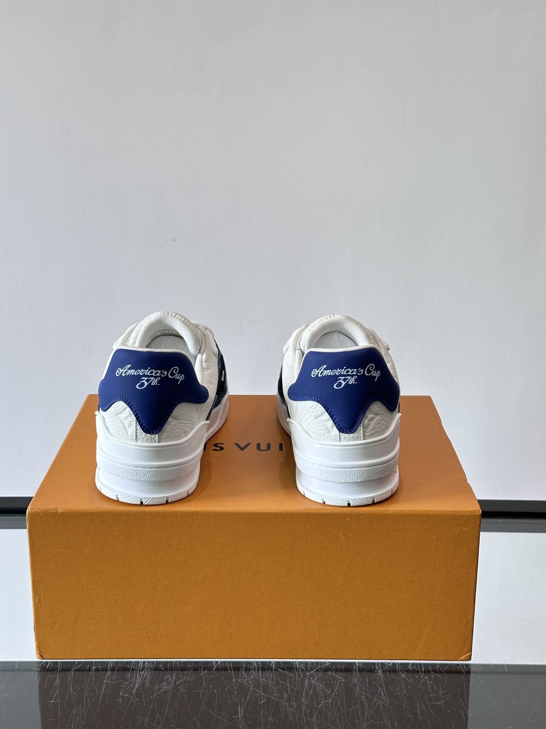 👟LV Trainer运动鞋由Virgil Abloh设计，采用Damier牛仔布+滑面小牛皮拼接，配色