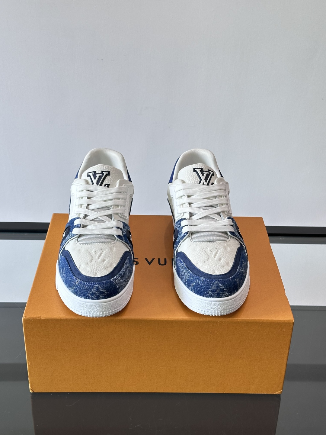 👟LV Trainer运动鞋由Virgil Abloh设计，采用Damier牛仔布+滑面小牛皮拼接，配色