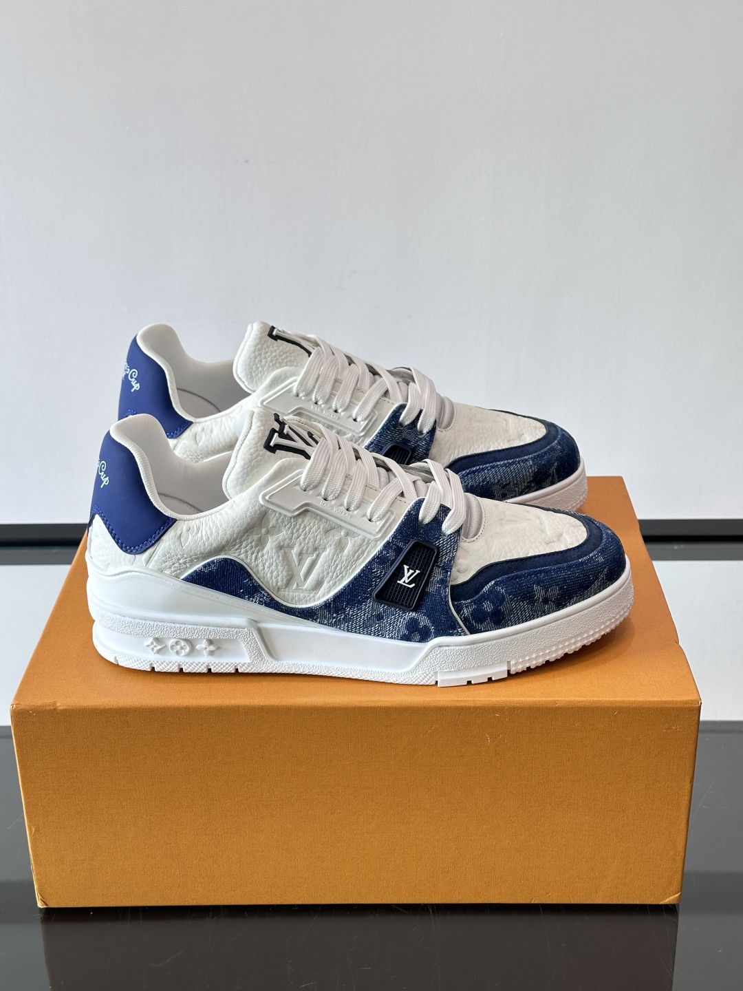 👟LV Trainer运动鞋由Virgil Abloh设计，采用Damier牛仔布+滑面小牛皮拼接，配色