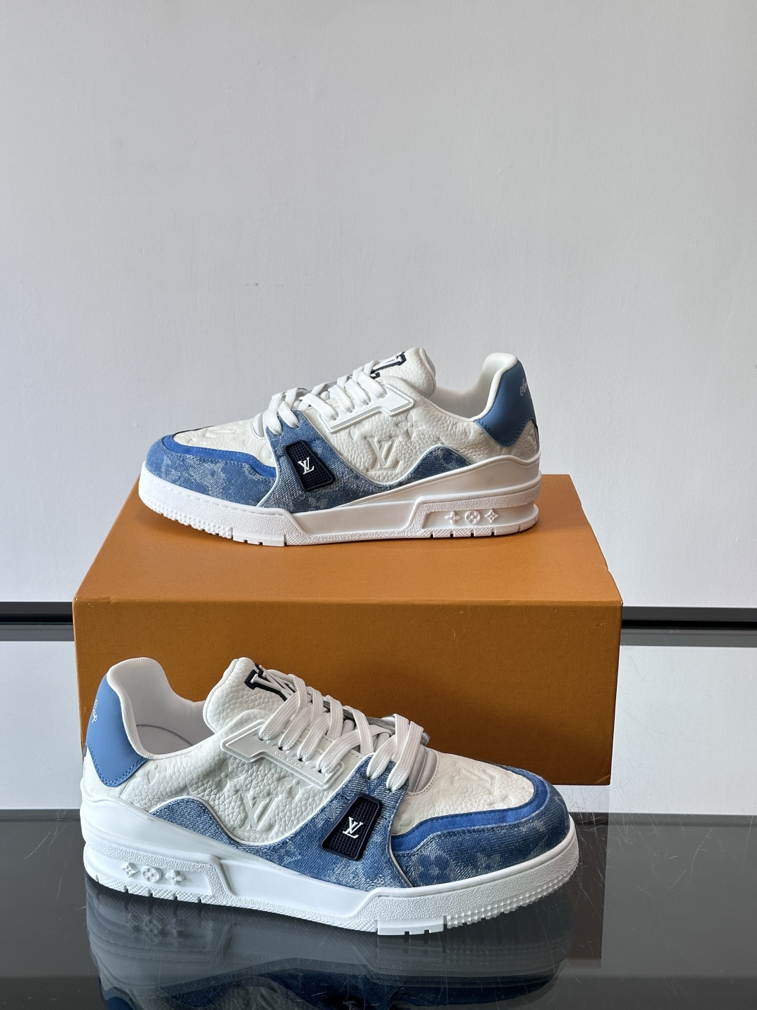 👟LV Trainer运动鞋由Virgil Abloh设计，采用Damier牛仔布+滑面小牛皮拼接，配色