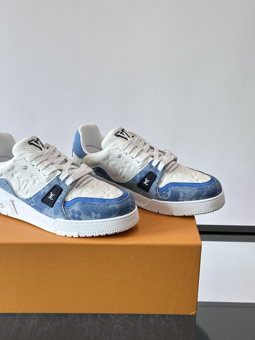 👟LV Trainer运动鞋由Virgil Abloh设计，采用Damier牛仔布+滑面小牛皮拼接，配色