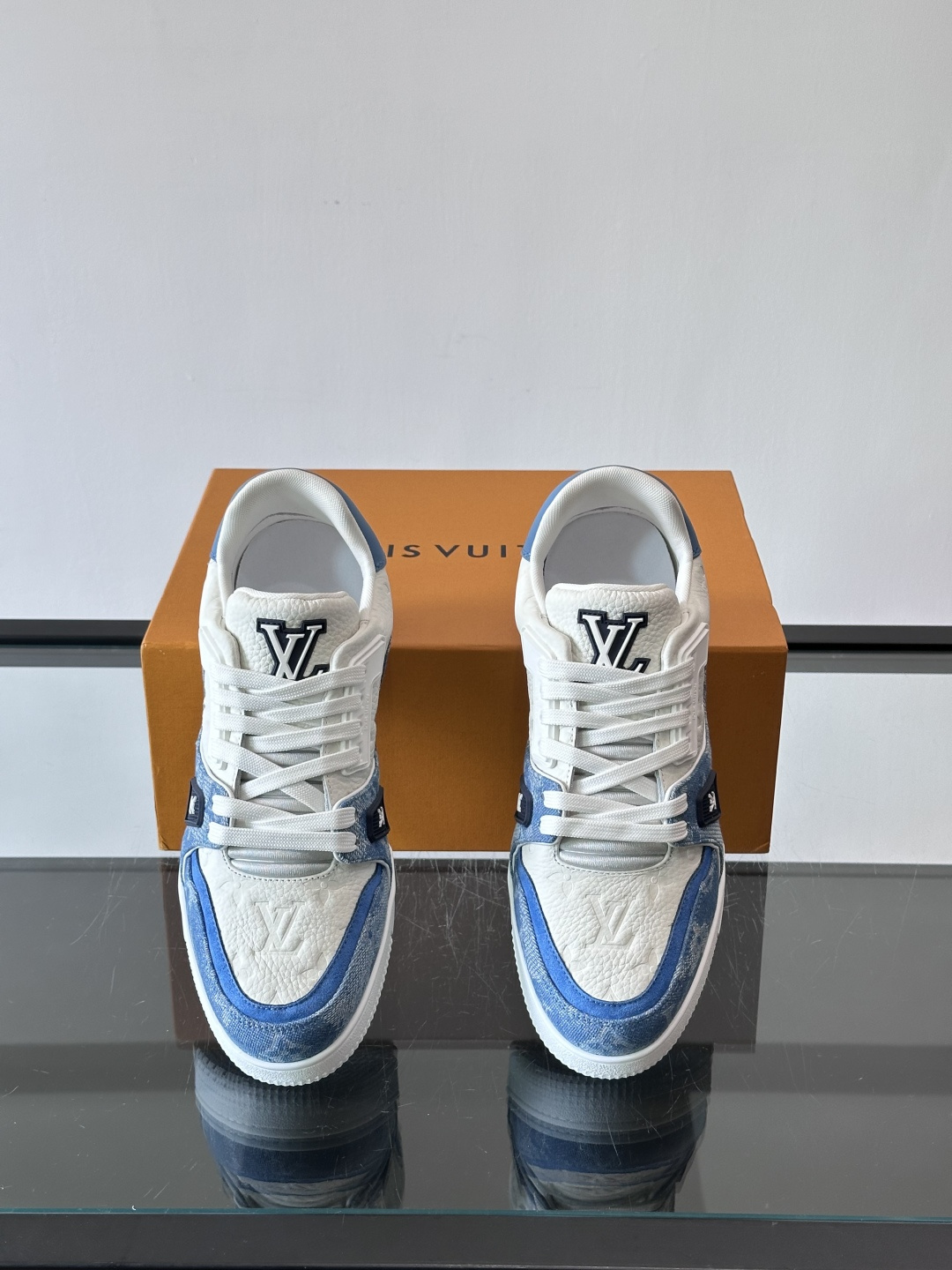 👟LV Trainer运动鞋由Virgil Abloh设计，采用Damier牛仔布+滑面小牛皮拼接，配色
