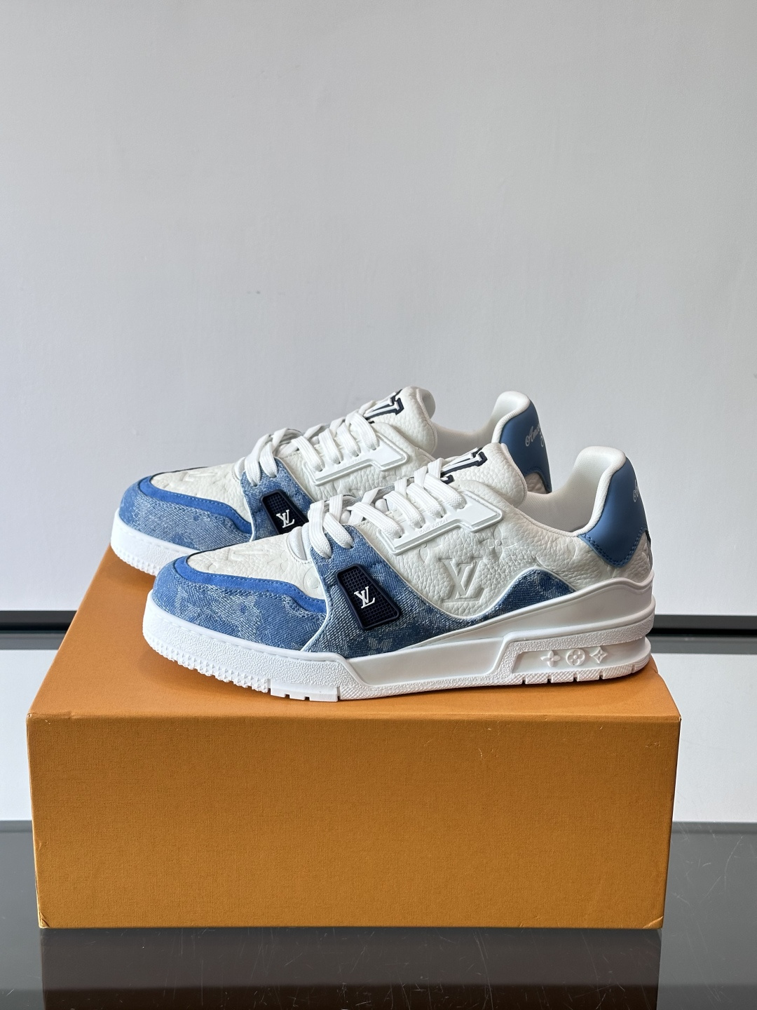 👟LV Trainer运动鞋由Virgil Abloh设计，采用Damier牛仔布+滑面小牛皮拼接，配色