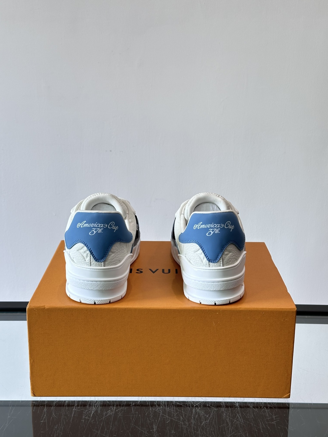 👟LV Trainer运动鞋由Virgil Abloh设计，采用Damier牛仔布+滑面小牛皮拼接，配色