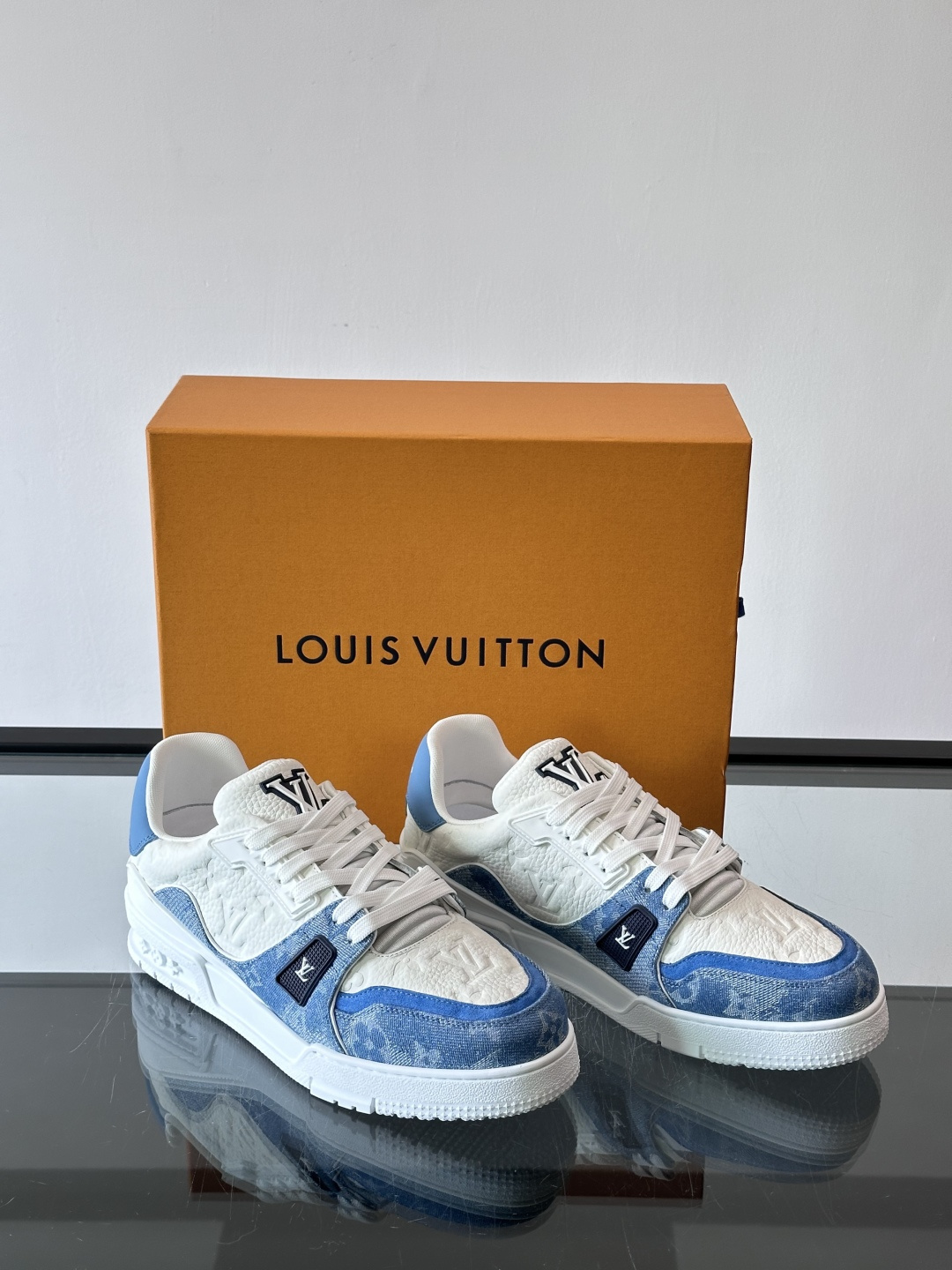 👟LV Trainer运动鞋由Virgil Abloh设计，采用Damier牛仔布+滑面小牛皮拼接，配色