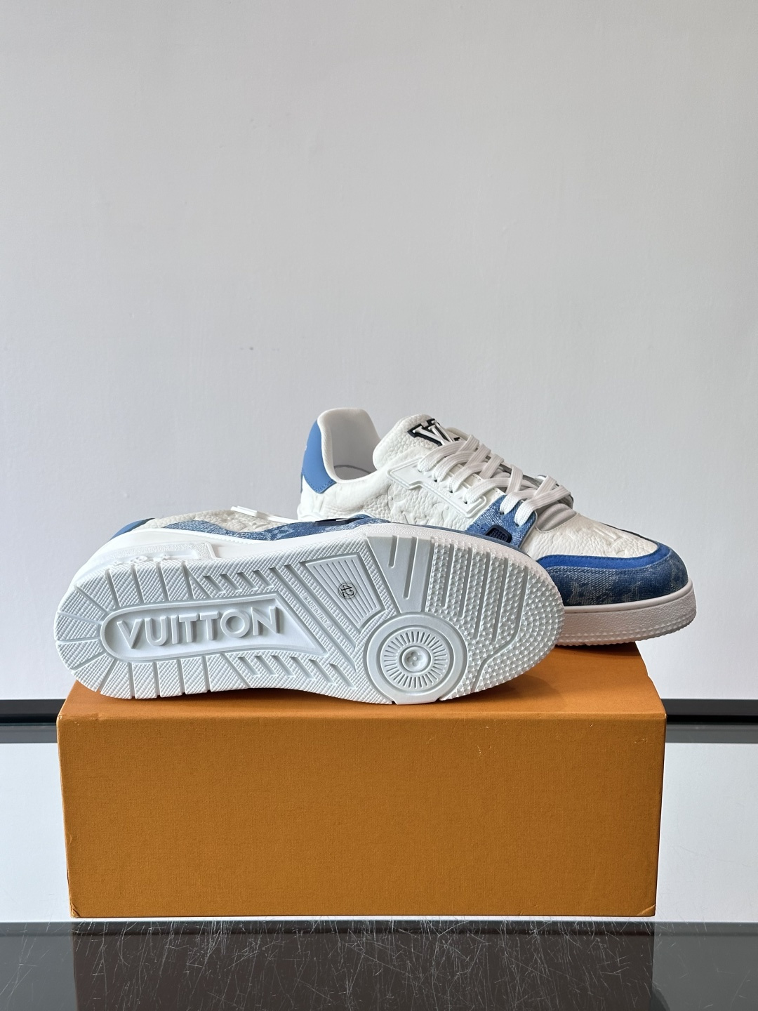 👟LV Trainer运动鞋由Virgil Abloh设计，采用Damier牛仔布+滑面小牛皮拼接，配色