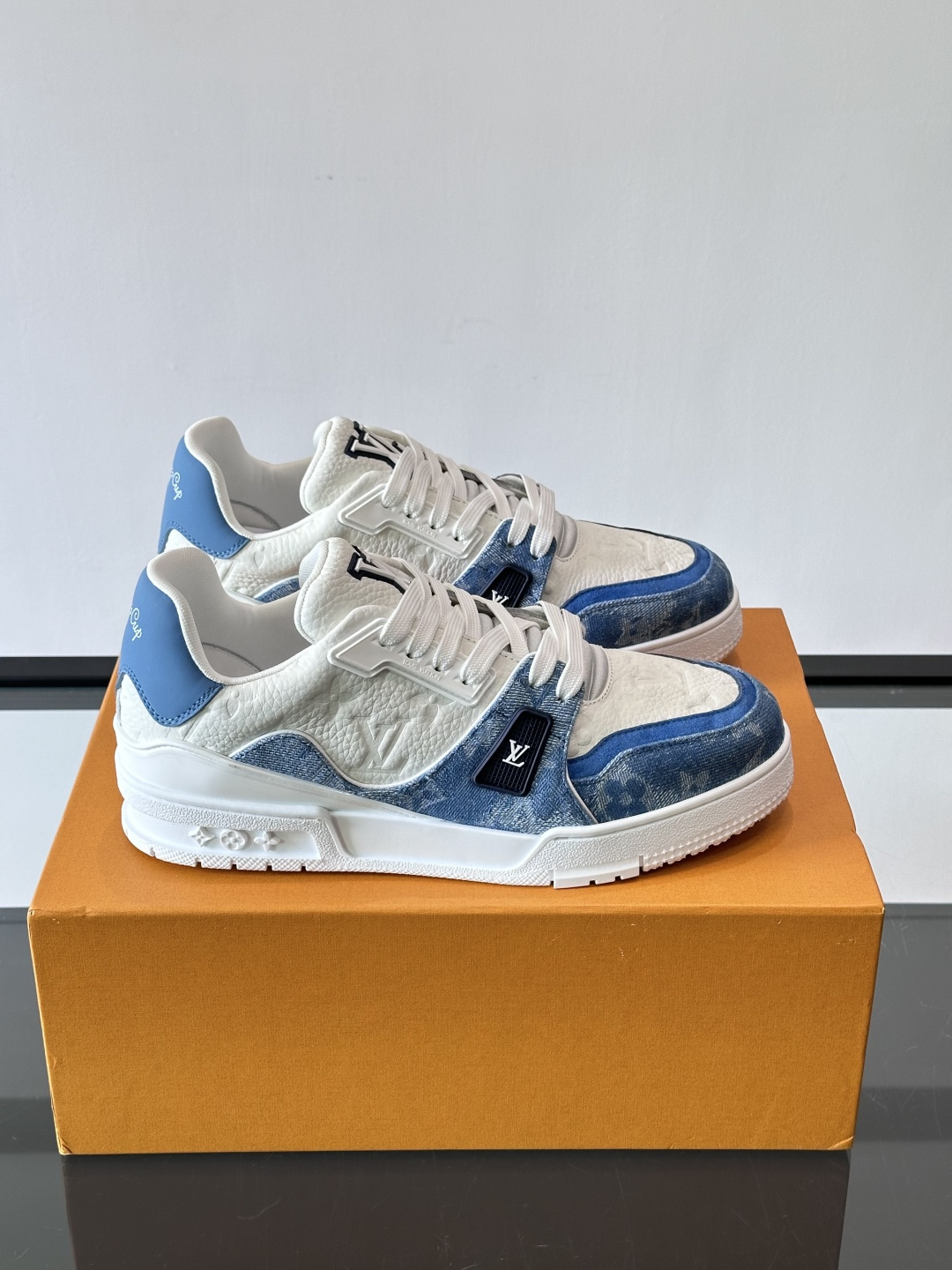 👟LV Trainer运动鞋由Virgil Abloh设计，采用Damier牛仔布+滑面小牛皮拼接，配色