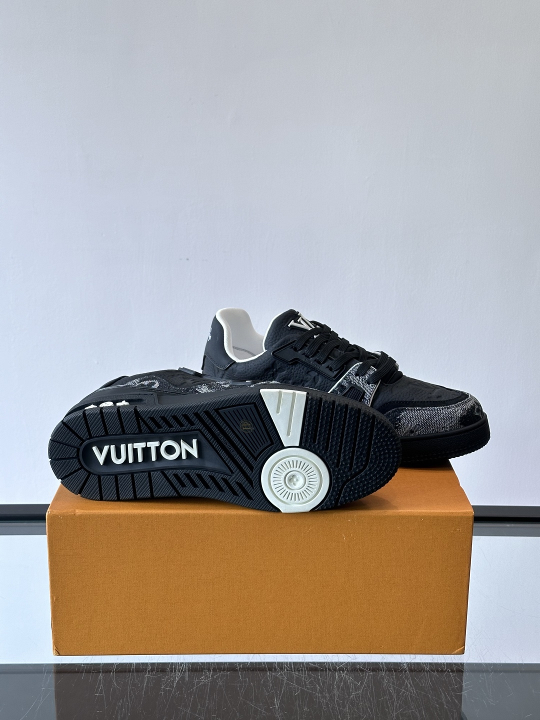 👟LV Trainer运动鞋由Virgil Abloh设计，采用Damier牛仔布+滑面小牛皮拼接，配色
