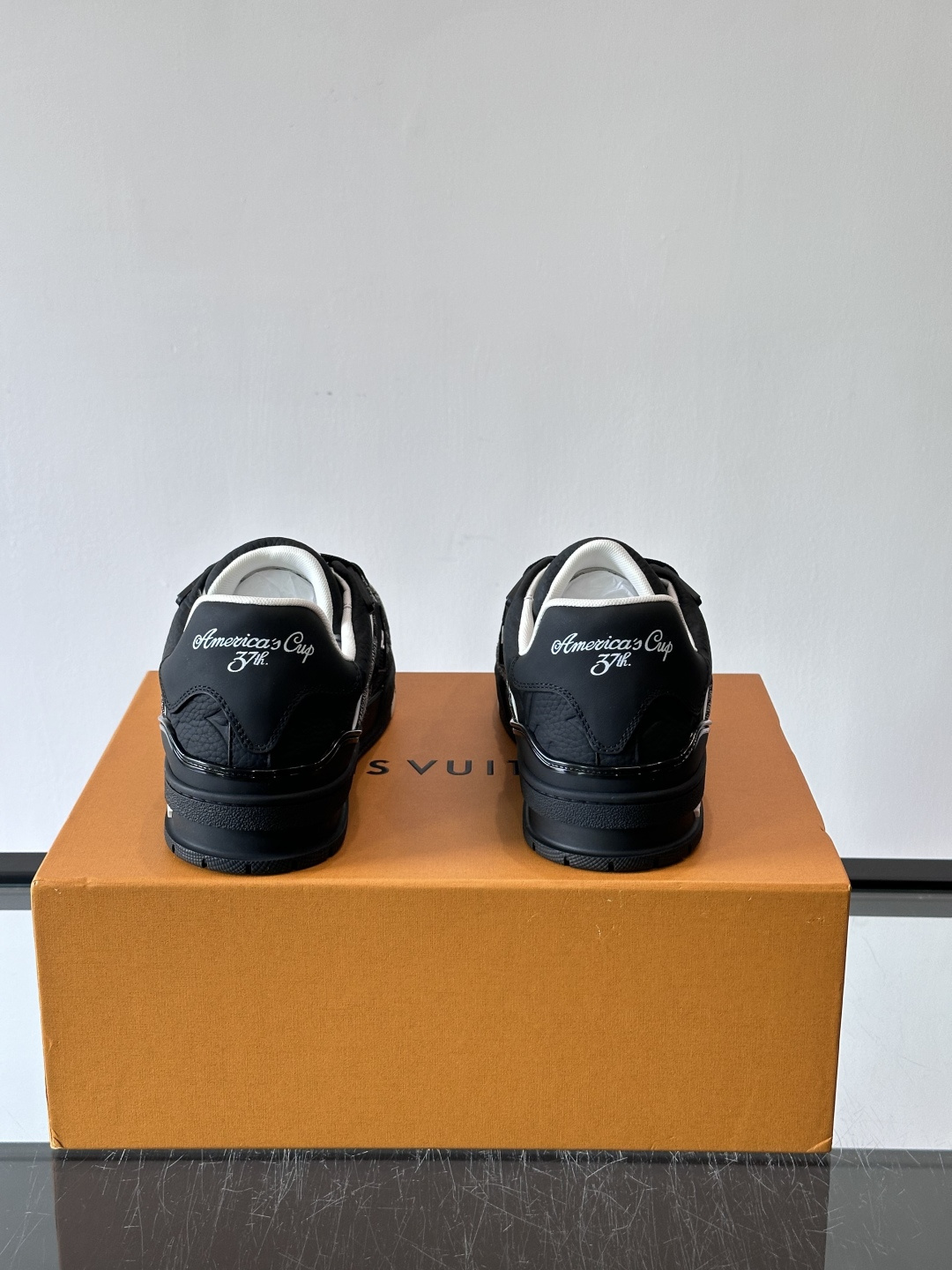 👟LV Trainer运动鞋由Virgil Abloh设计，采用Damier牛仔布+滑面小牛皮拼接，配色