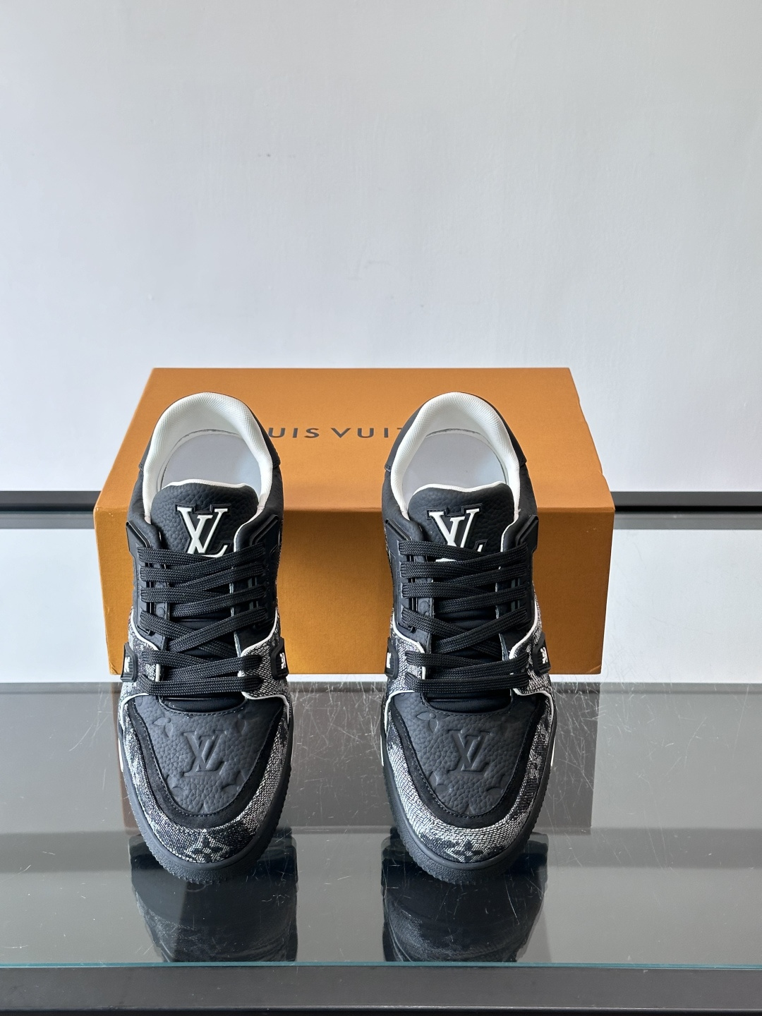 👟LV Trainer运动鞋由Virgil Abloh设计，采用Damier牛仔布+滑面小牛皮拼接，配色