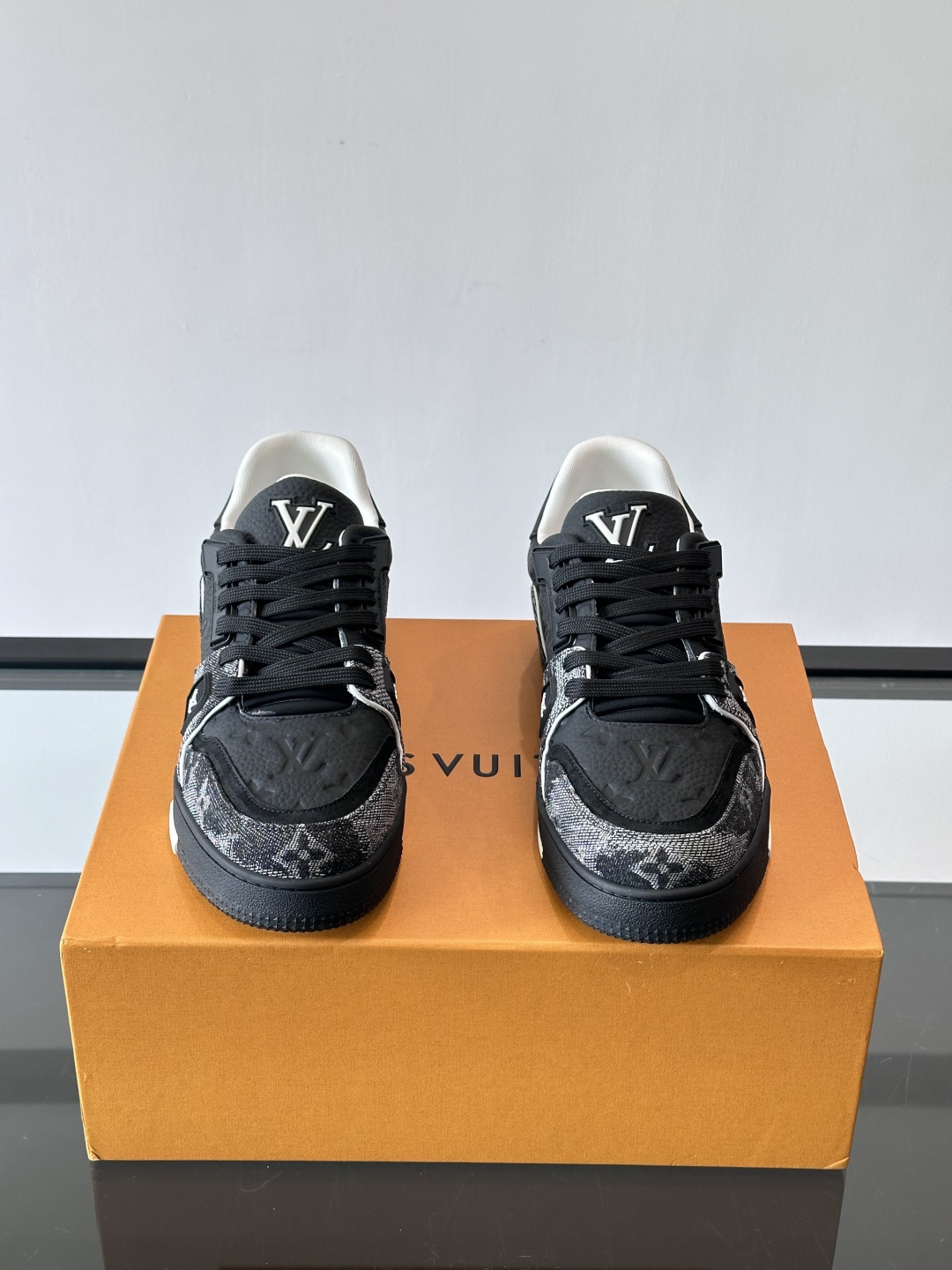 👟LV Trainer运动鞋由Virgil Abloh设计，采用Damier牛仔布+滑面小牛皮拼接，配色