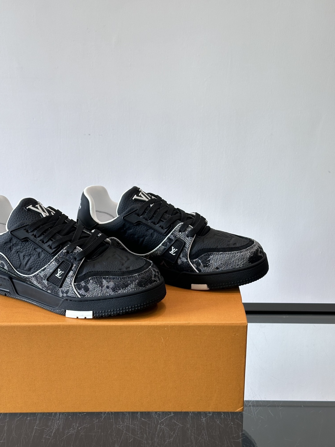 👟LV Trainer运动鞋由Virgil Abloh设计，采用Damier牛仔布+滑面小牛皮拼接，配色