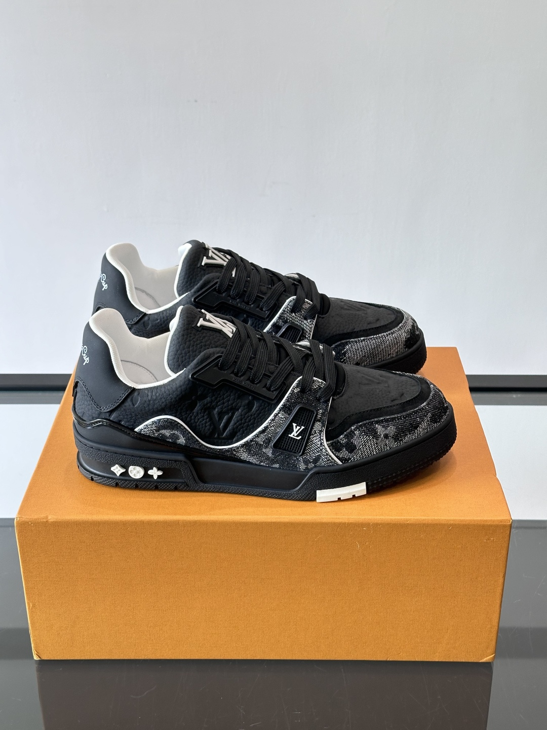 👟LV Trainer运动鞋由Virgil Abloh设计，采用Damier牛仔布+滑面小牛皮拼接，配色