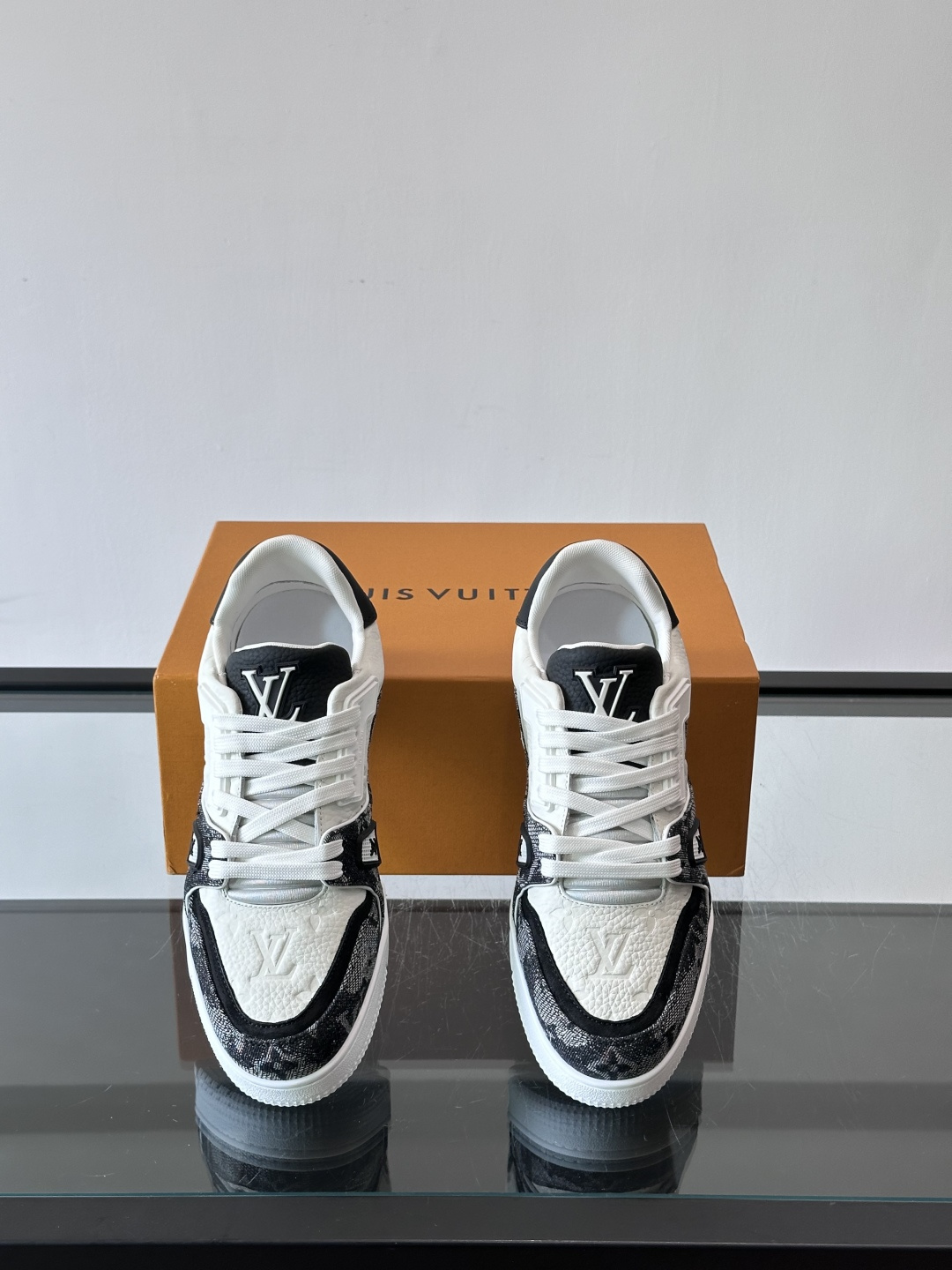 👟LV Trainer运动鞋由Virgil Abloh设计，采用Damier牛仔布+滑面小牛皮拼接，配色