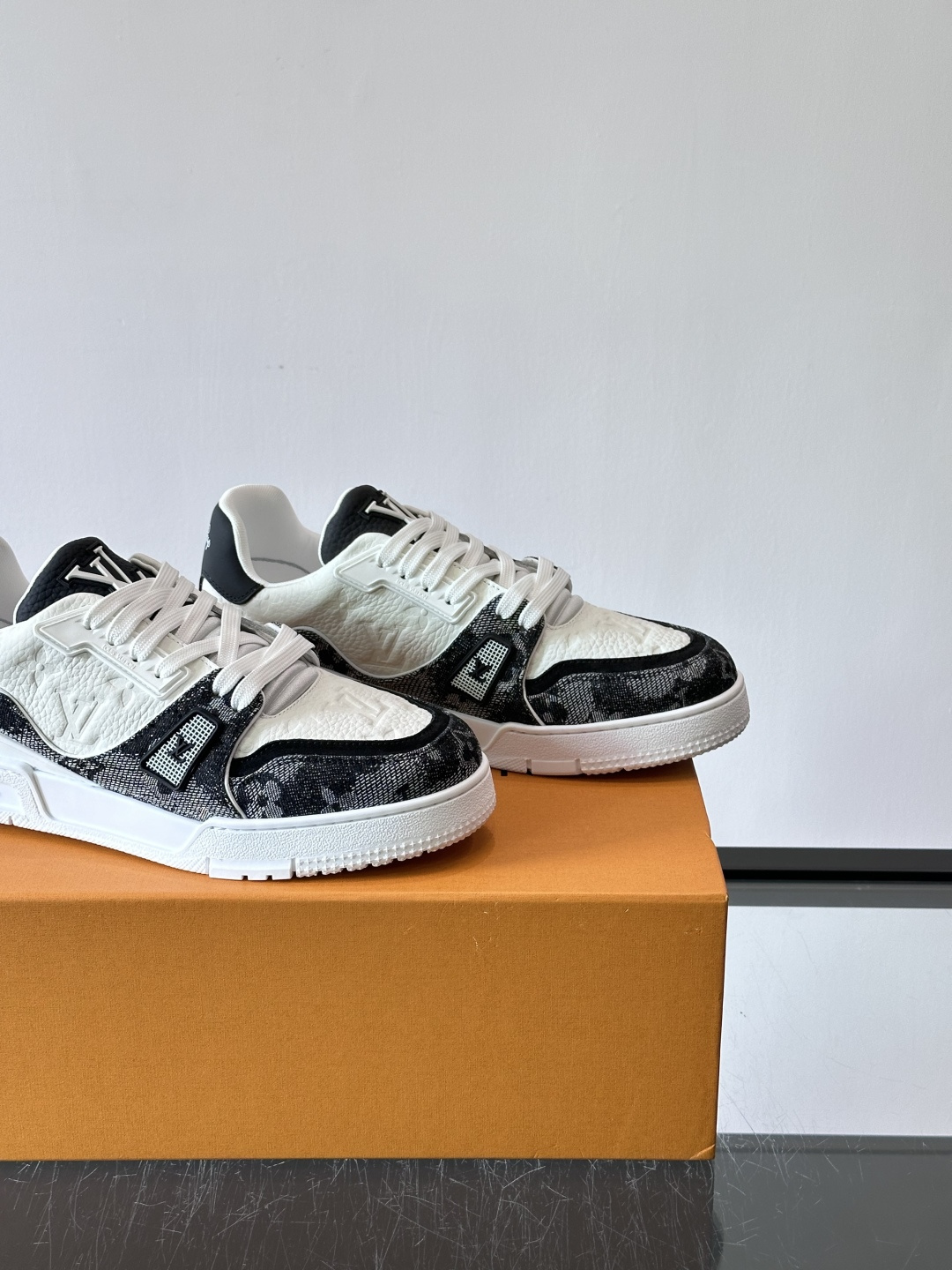 👟LV Trainer运动鞋由Virgil Abloh设计，采用Damier牛仔布+滑面小牛皮拼接，配色