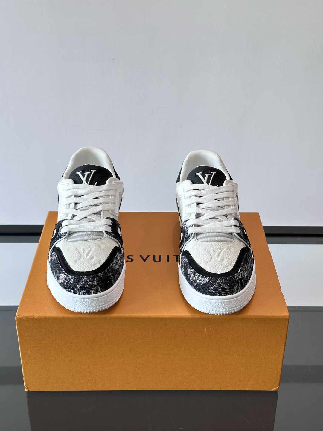 👟LV Trainer运动鞋由Virgil Abloh设计，采用Damier牛仔布+滑面小牛皮拼接，配色