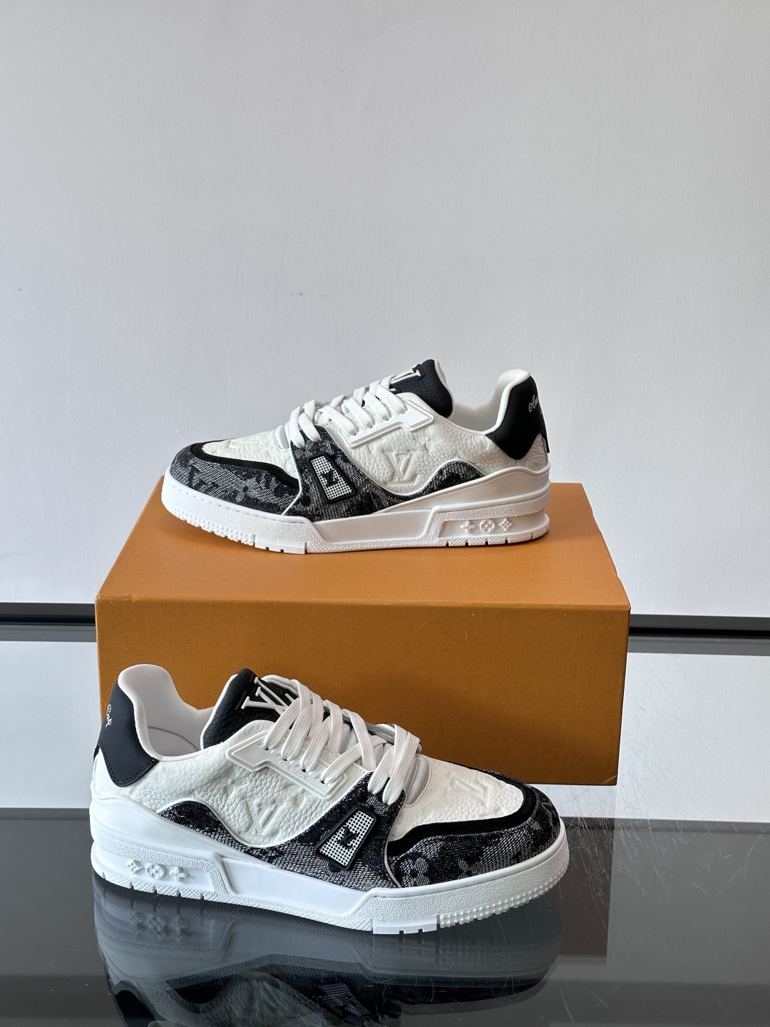 👟LV Trainer运动鞋由Virgil Abloh设计，采用Damier牛仔布+滑面小牛皮拼接，配色