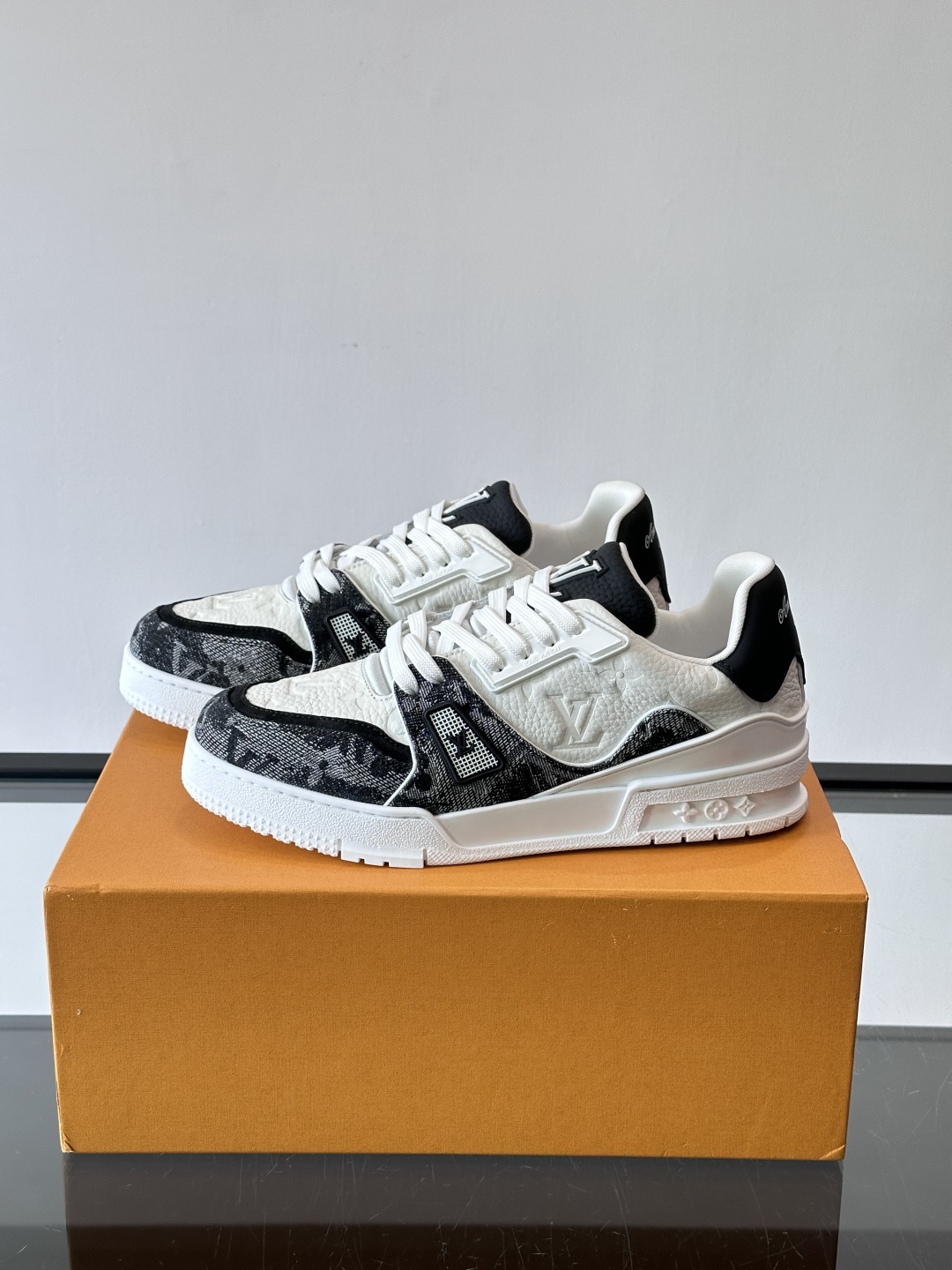 👟LV Trainer运动鞋由Virgil Abloh设计，采用Damier牛仔布+滑面小牛皮拼接，配色