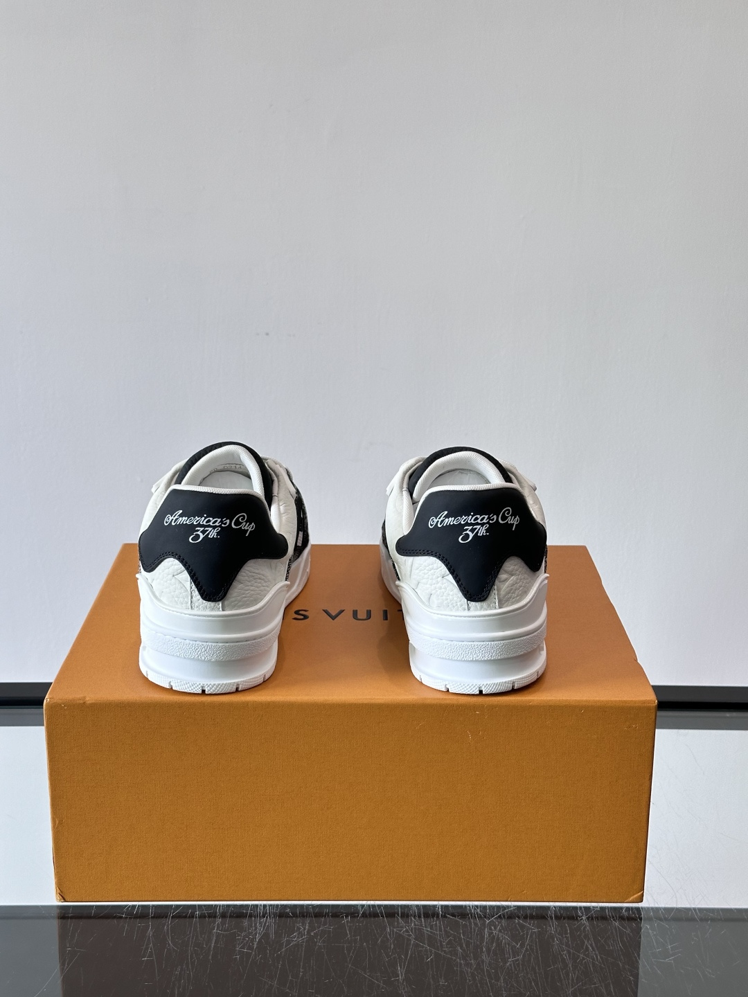 👟LV Trainer运动鞋由Virgil Abloh设计，采用Damier牛仔布+滑面小牛皮拼接，配色