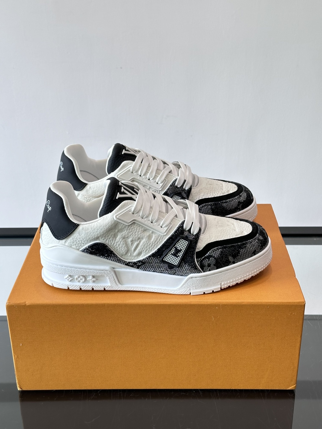 👟LV Trainer运动鞋由Virgil Abloh设计，采用Damier牛仔布+滑面小牛皮拼接，配色