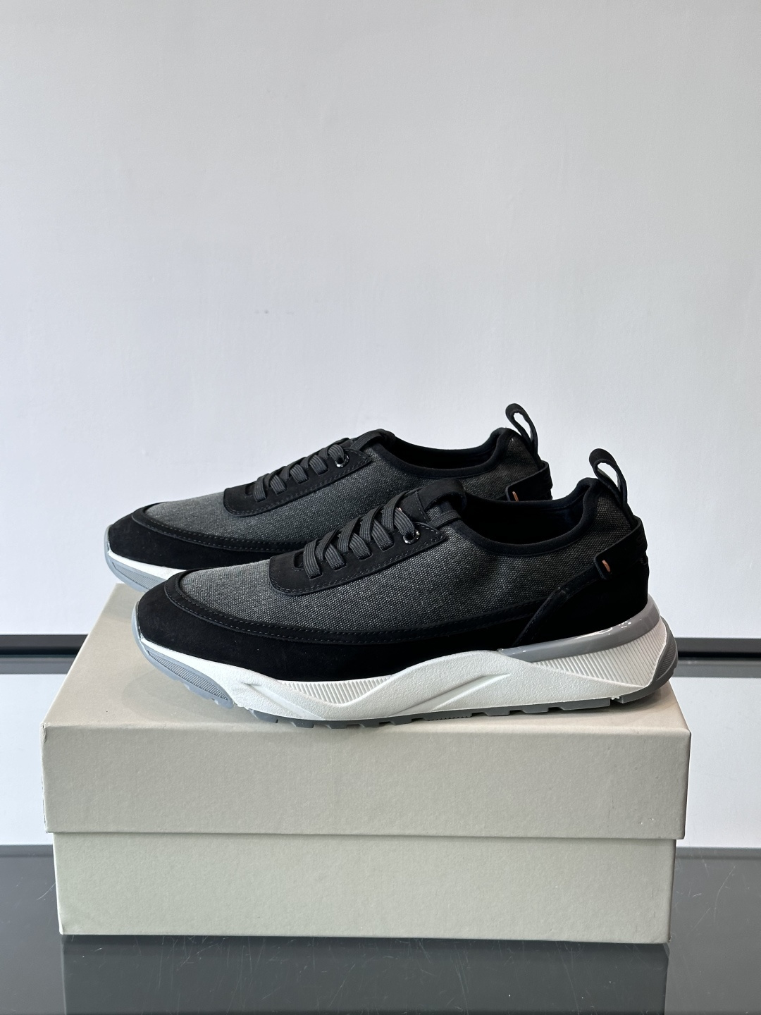 Saucony男士跑鞋​​💙Saucony这款跑鞋，采用CORDURA织物，防泼水又耐磨，雨天通勤也OK