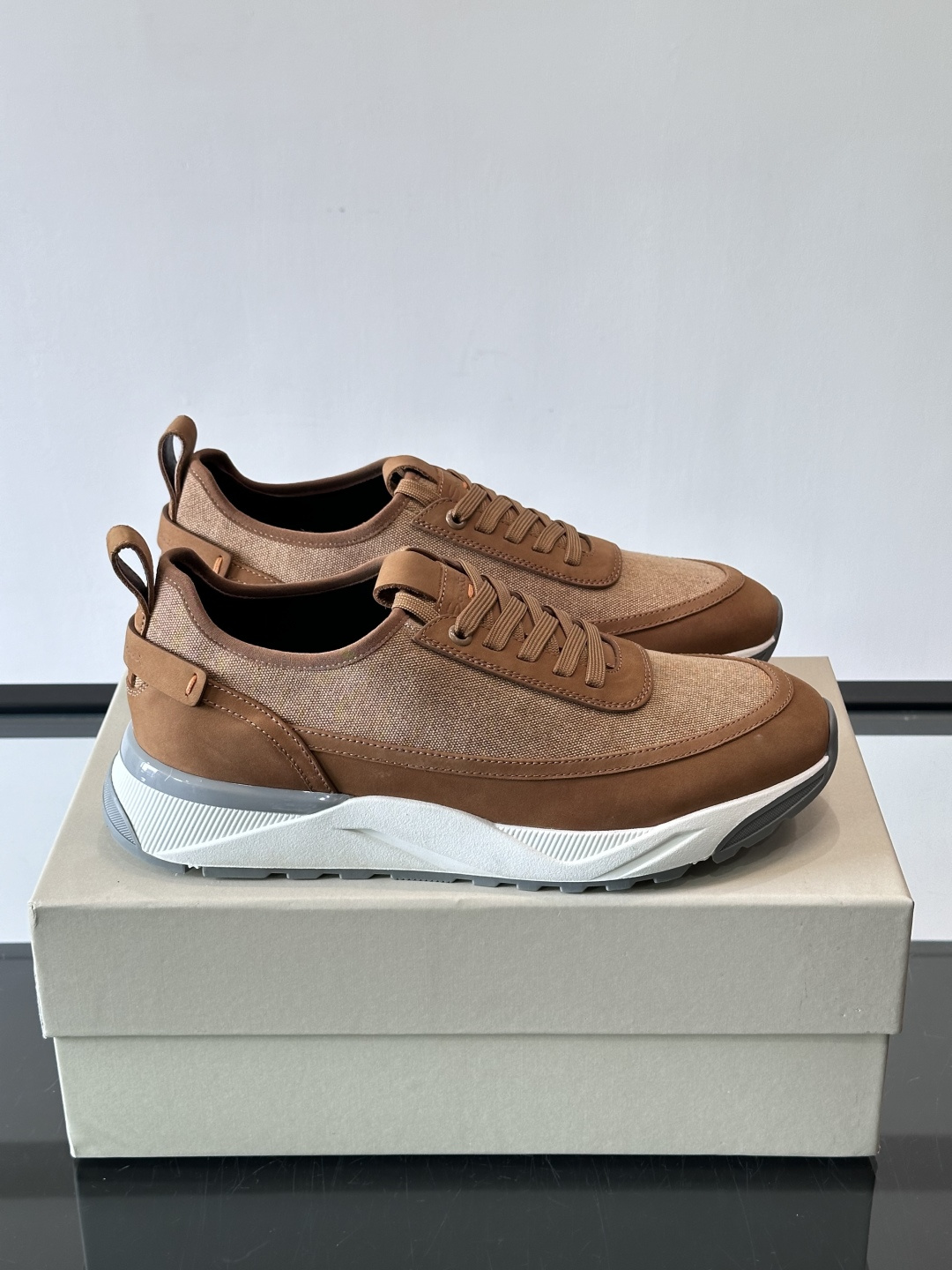 Saucony男士跑鞋​​💙Saucony这款跑鞋，采用CORDURA织物，防泼水又耐磨，雨天通勤也OK